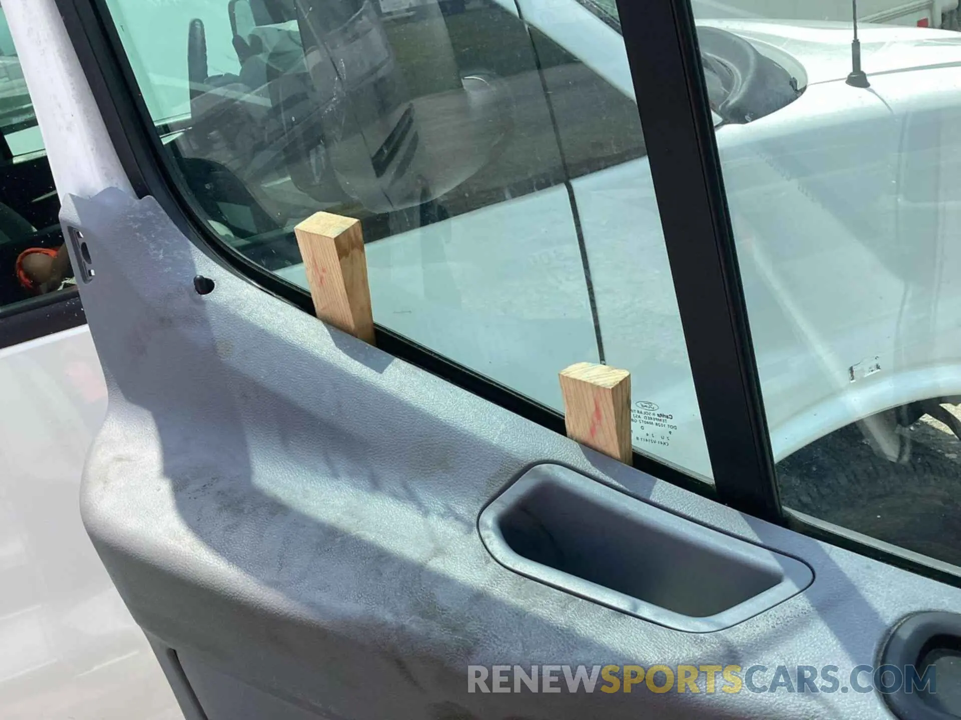 24 Photograph of a damaged car 1FTYR1CM2KKB07393 FORD TRANSIT 2019