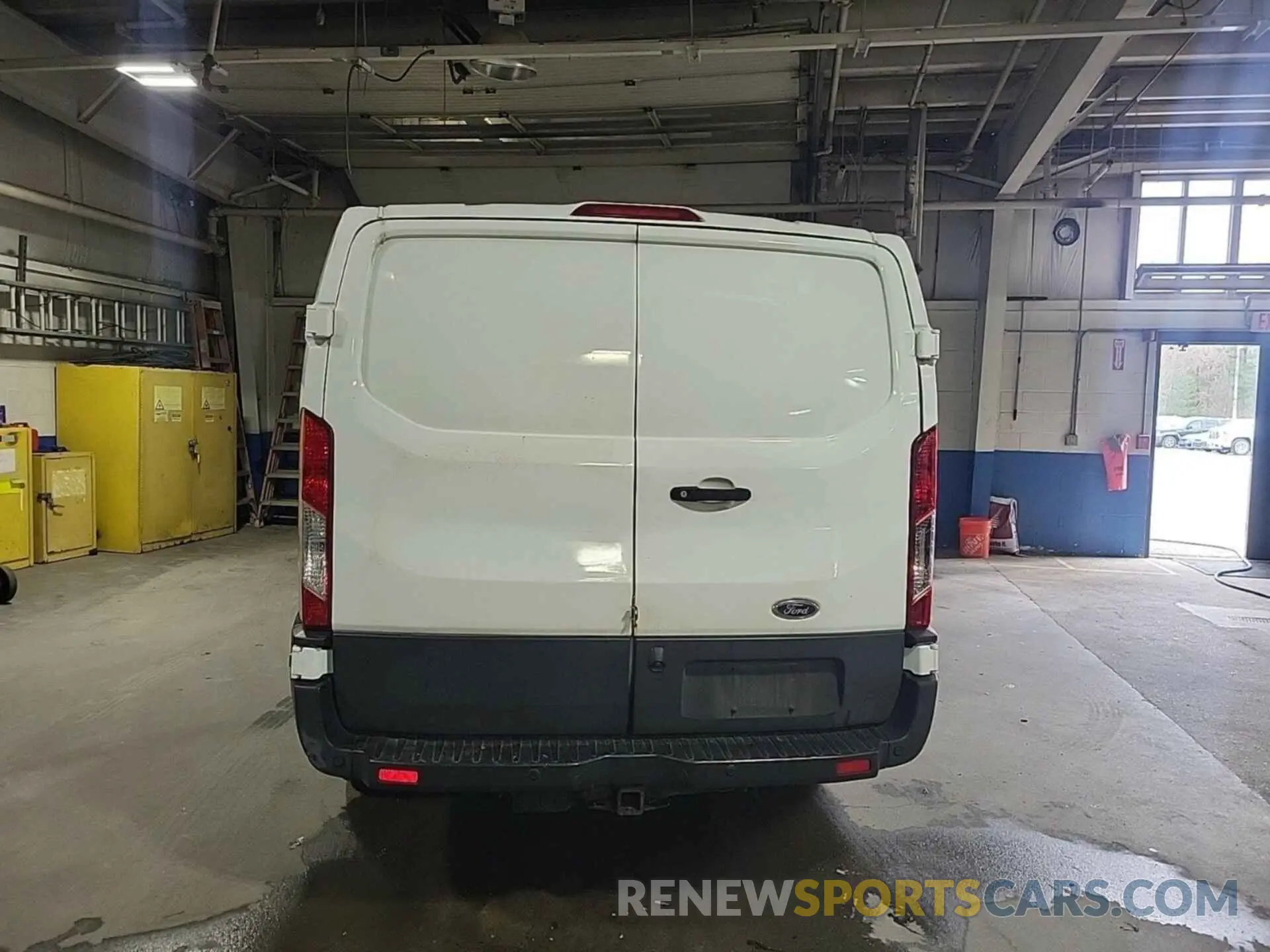 32 Photograph of a damaged car 1FTYR1YG1KKA95143 FORD TRANSIT 2019