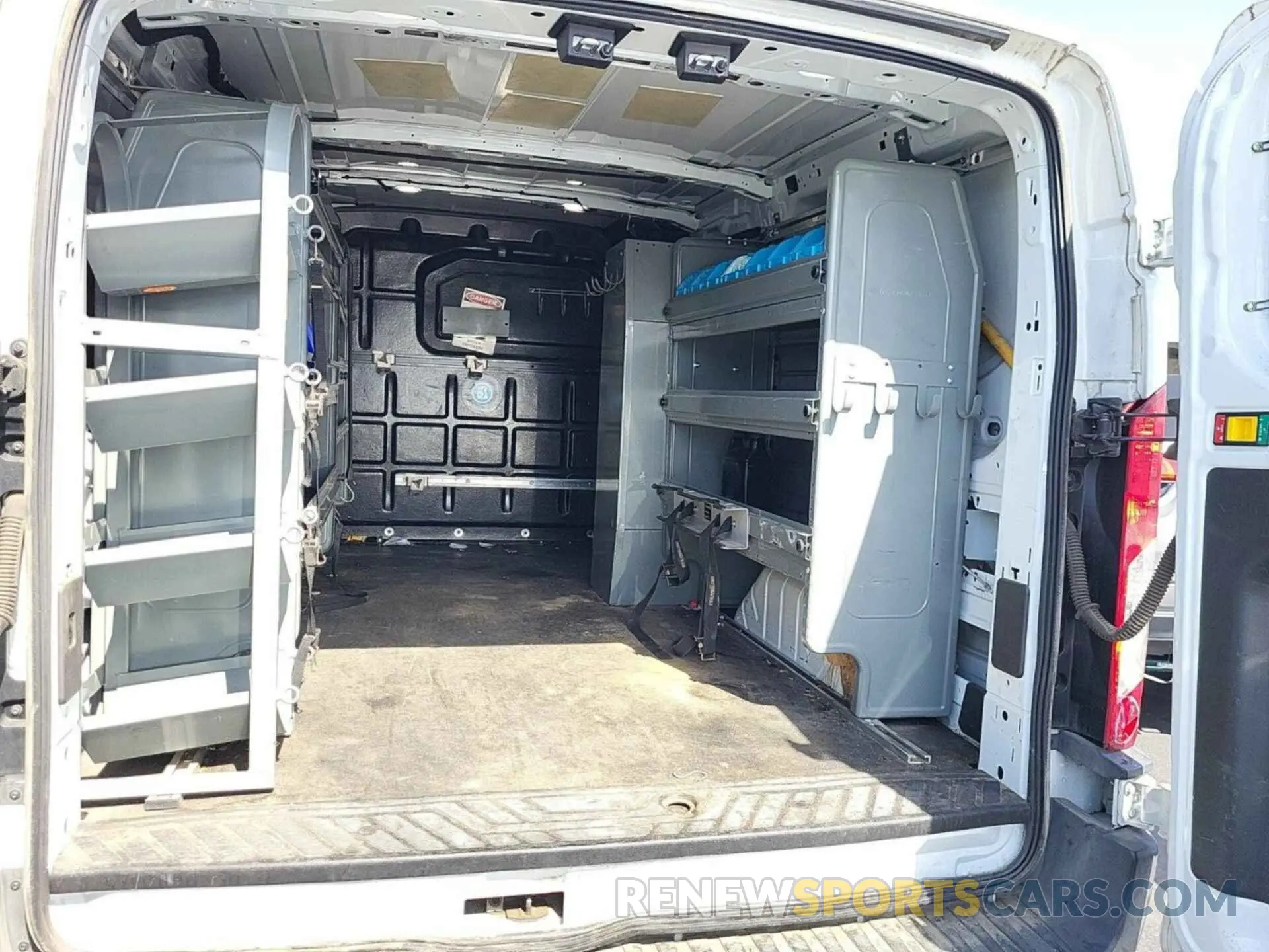 32 Photograph of a damaged car 1FTYR1YG4KKA40850 FORD TRANSIT 2019