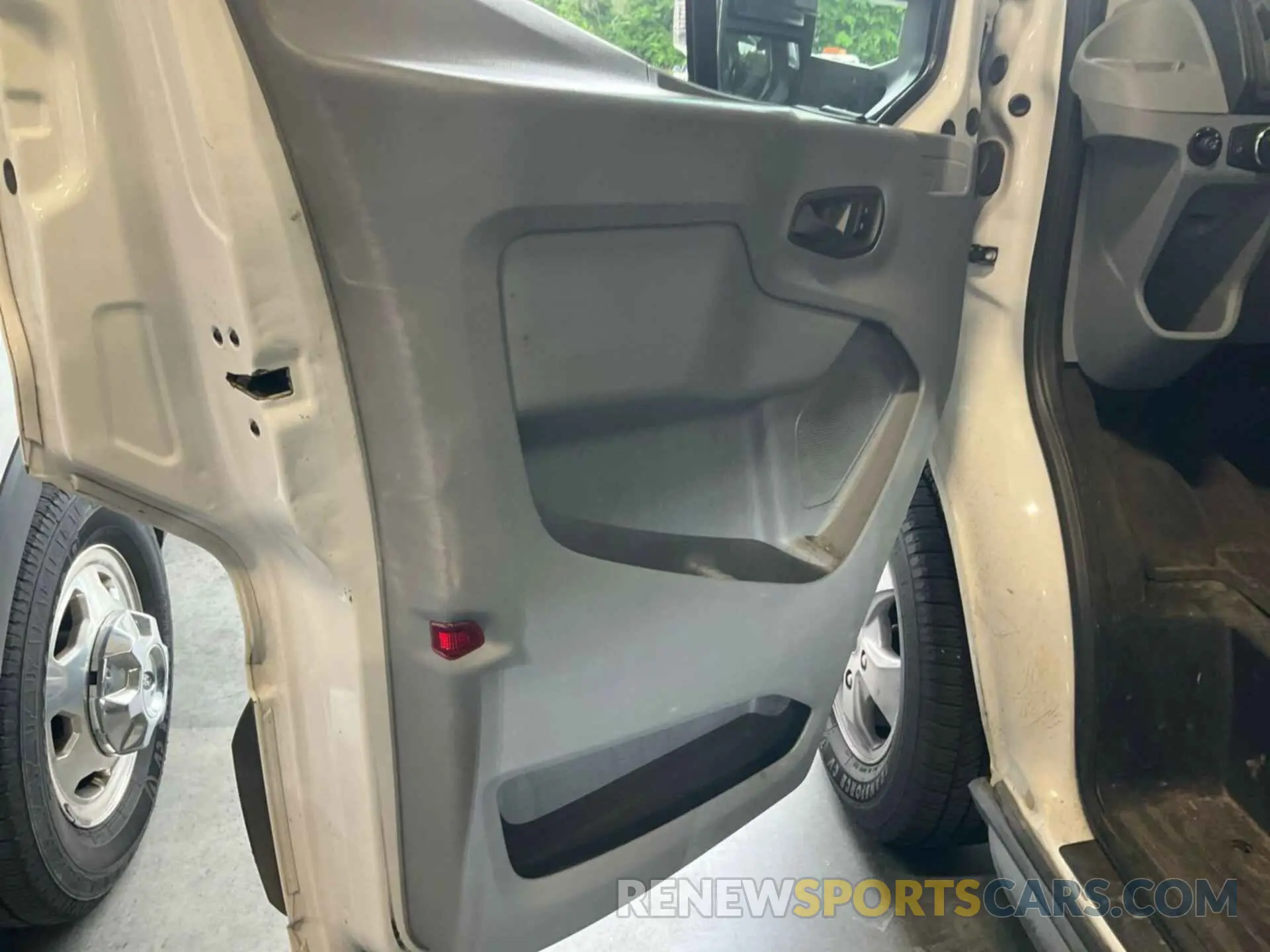 3 Фотография поврежденного автомобиля 1FTYR1YG7KKB48170 FORD TRANSIT 2019