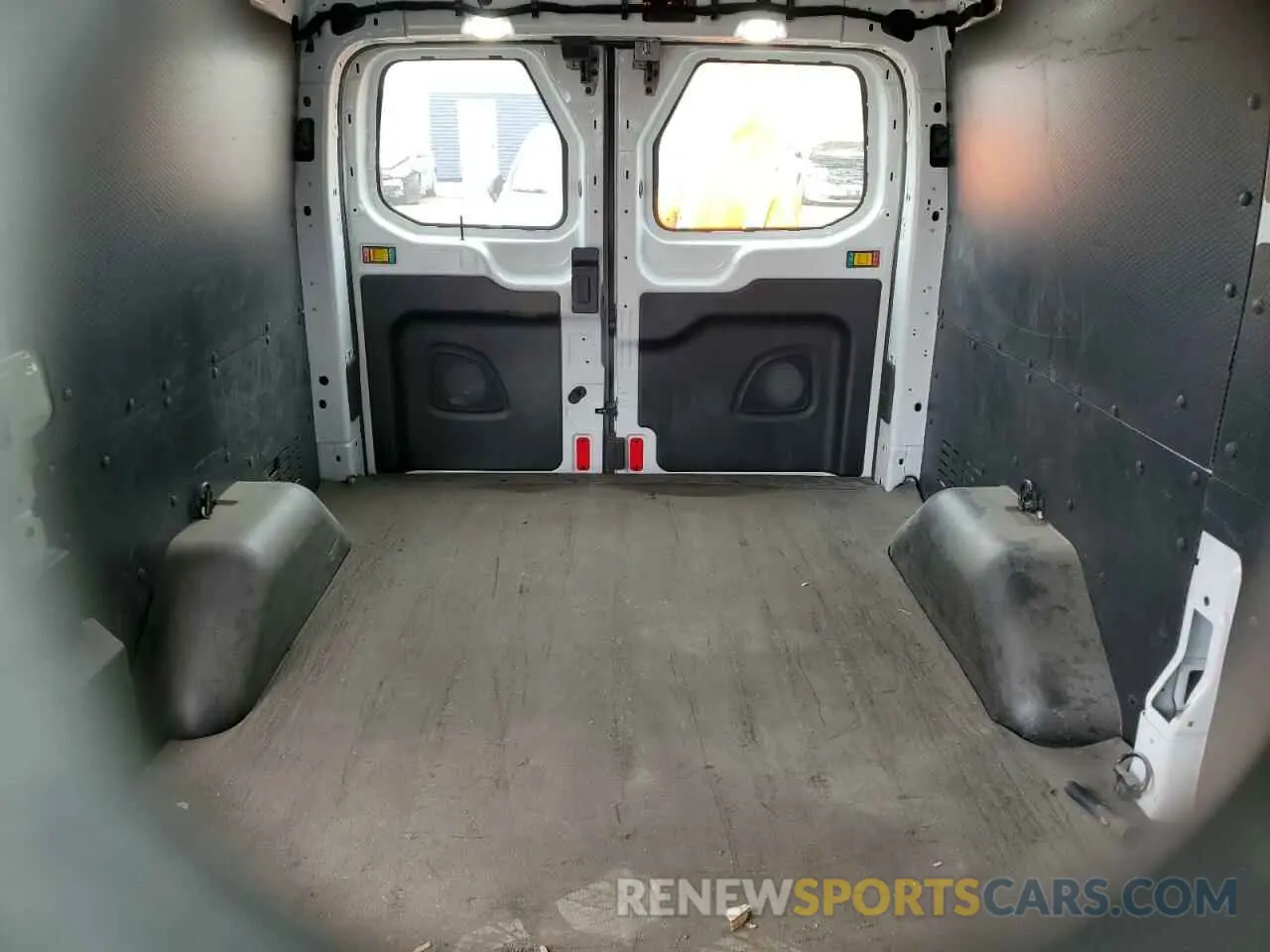 10 Photograph of a damaged car 1FTYR1YM3KKA34592 FORD TRANSIT 2019