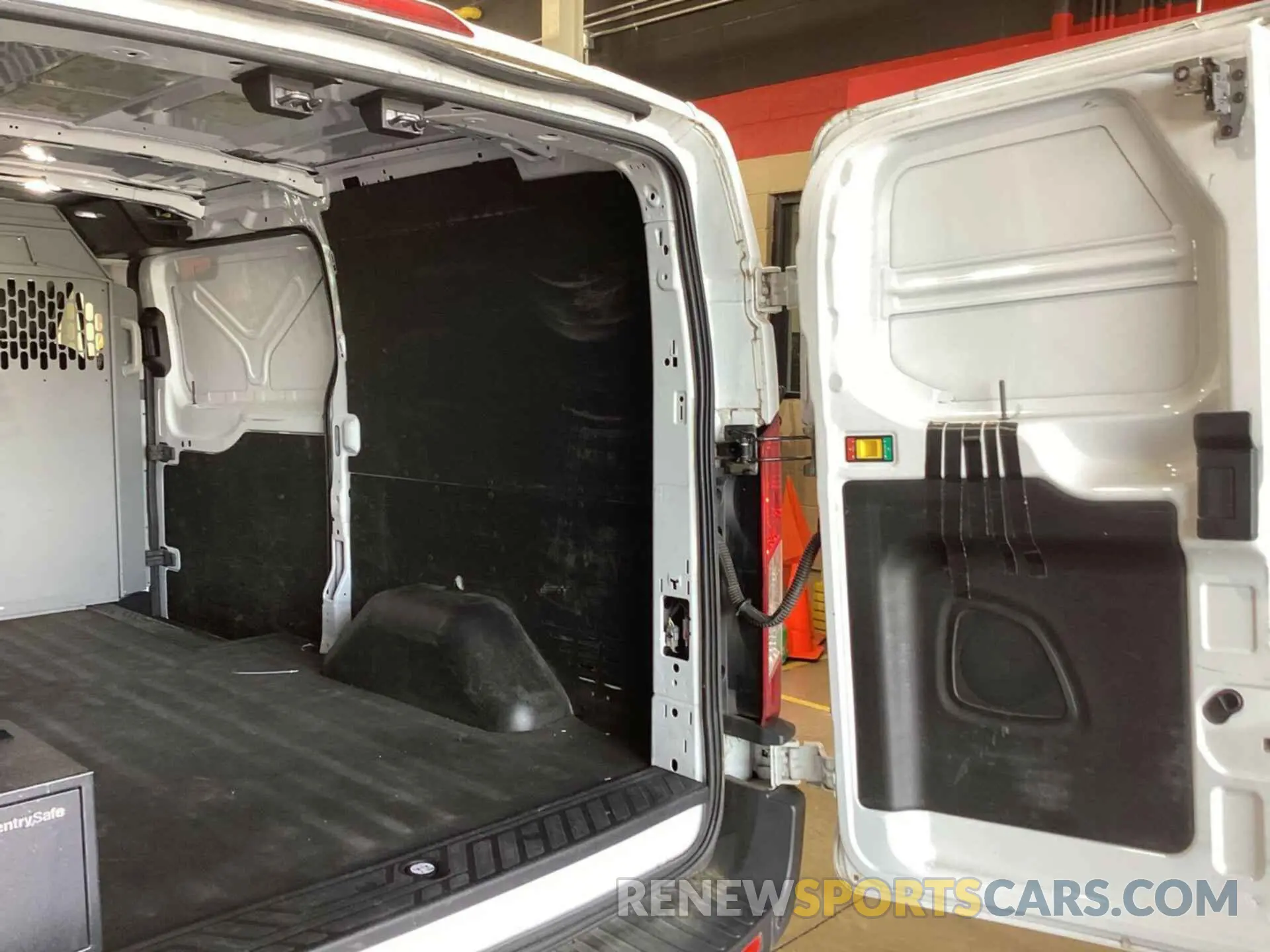 36 Photograph of a damaged car 1FTYE1Y86MKA36922 FORD TRANSIT 2021