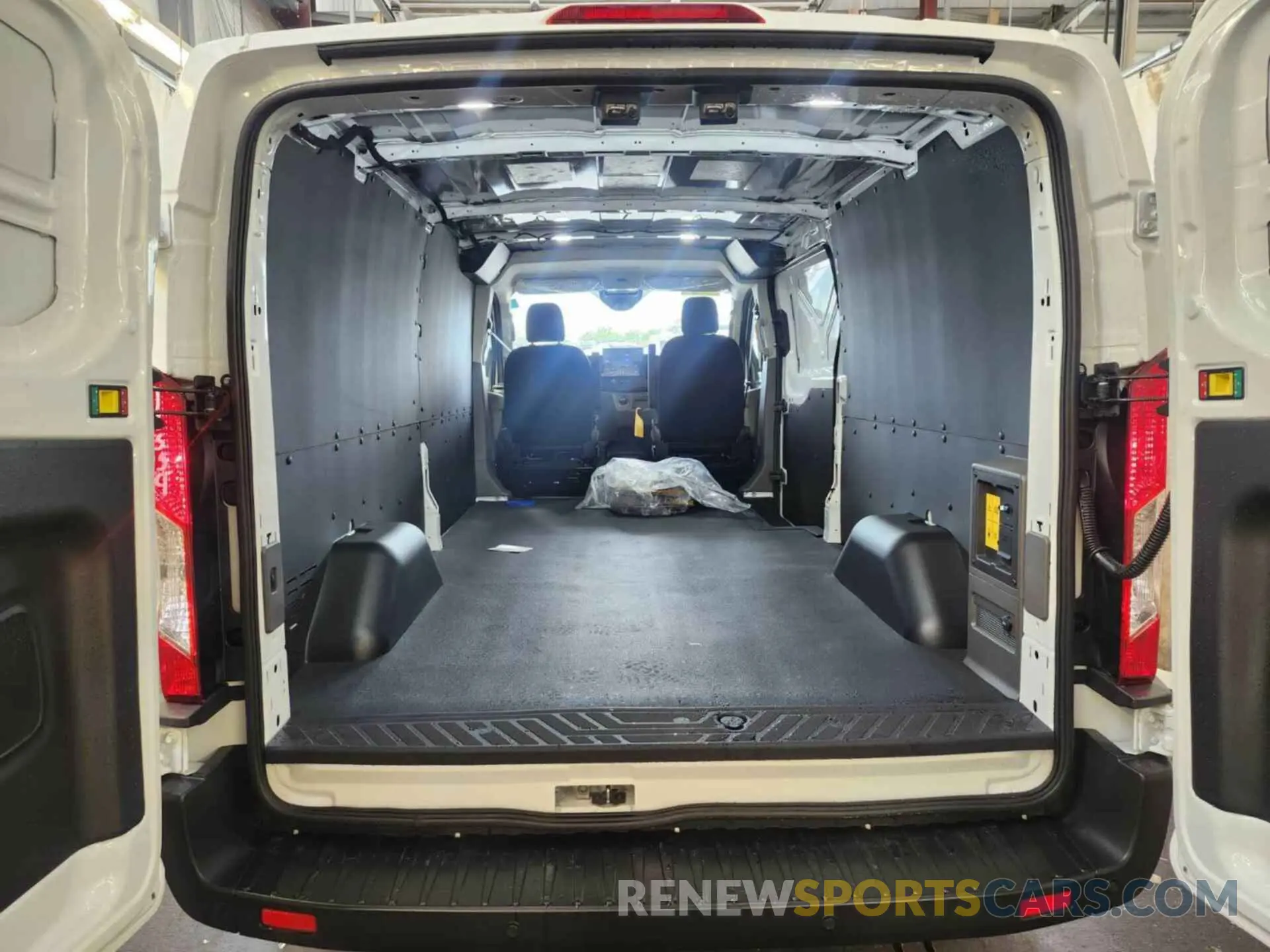 3 Фотография поврежденного автомобиля 1FTBW1YM2SKA13067 FORD TRANSIT 2025