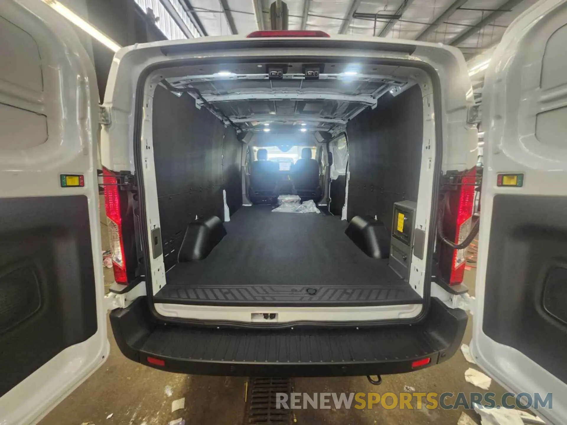 1 Фотография поврежденного автомобиля 1FTBW1YM5SKA13001 FORD TRANSIT 2025