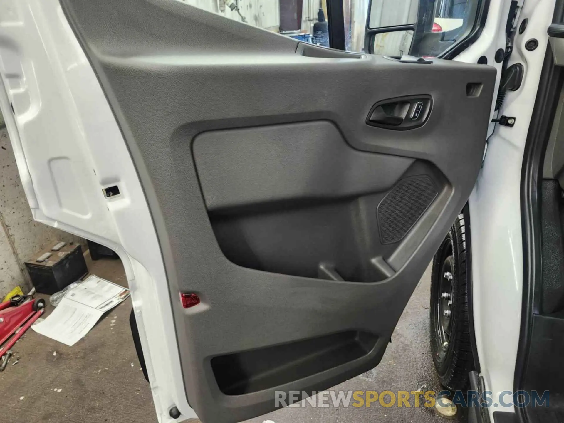 8 Фотография поврежденного автомобиля 1FTBW1YM5SKA13001 FORD TRANSIT 2025