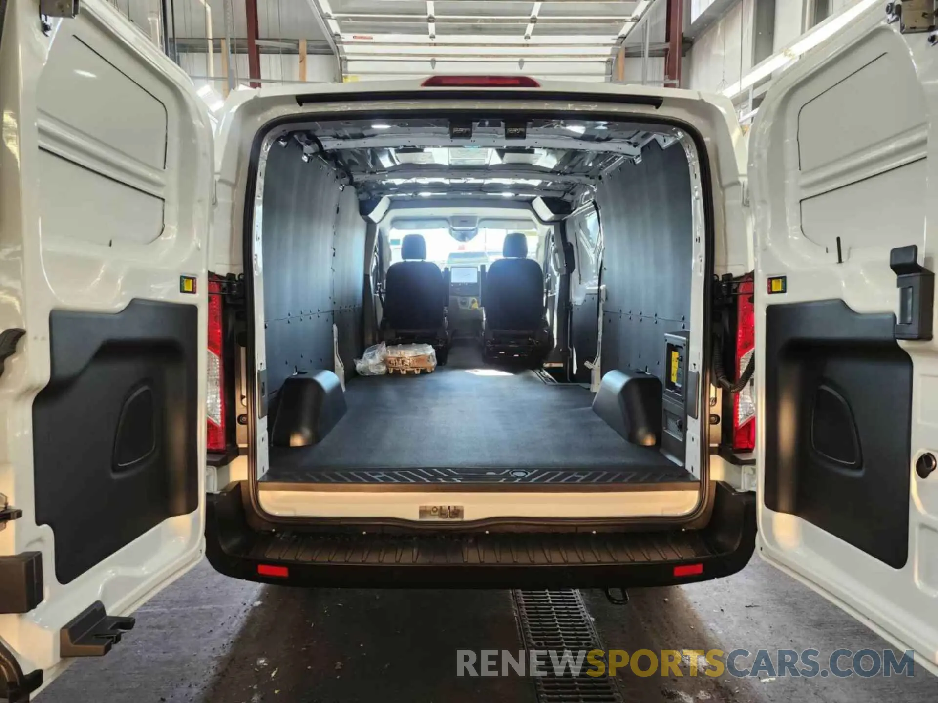 9 Photograph of a damaged car 1FTBW1YM5SKA13046 FORD TRANSIT 2025