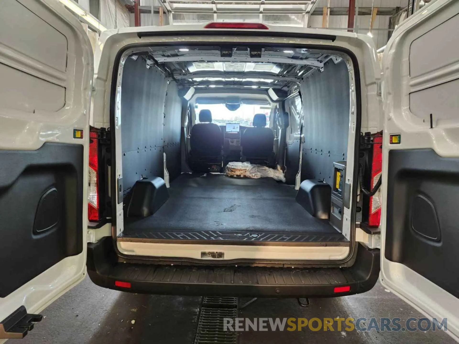 9 Фотография поврежденного автомобиля 1FTBW1YM6SKA13038 FORD TRANSIT 2025