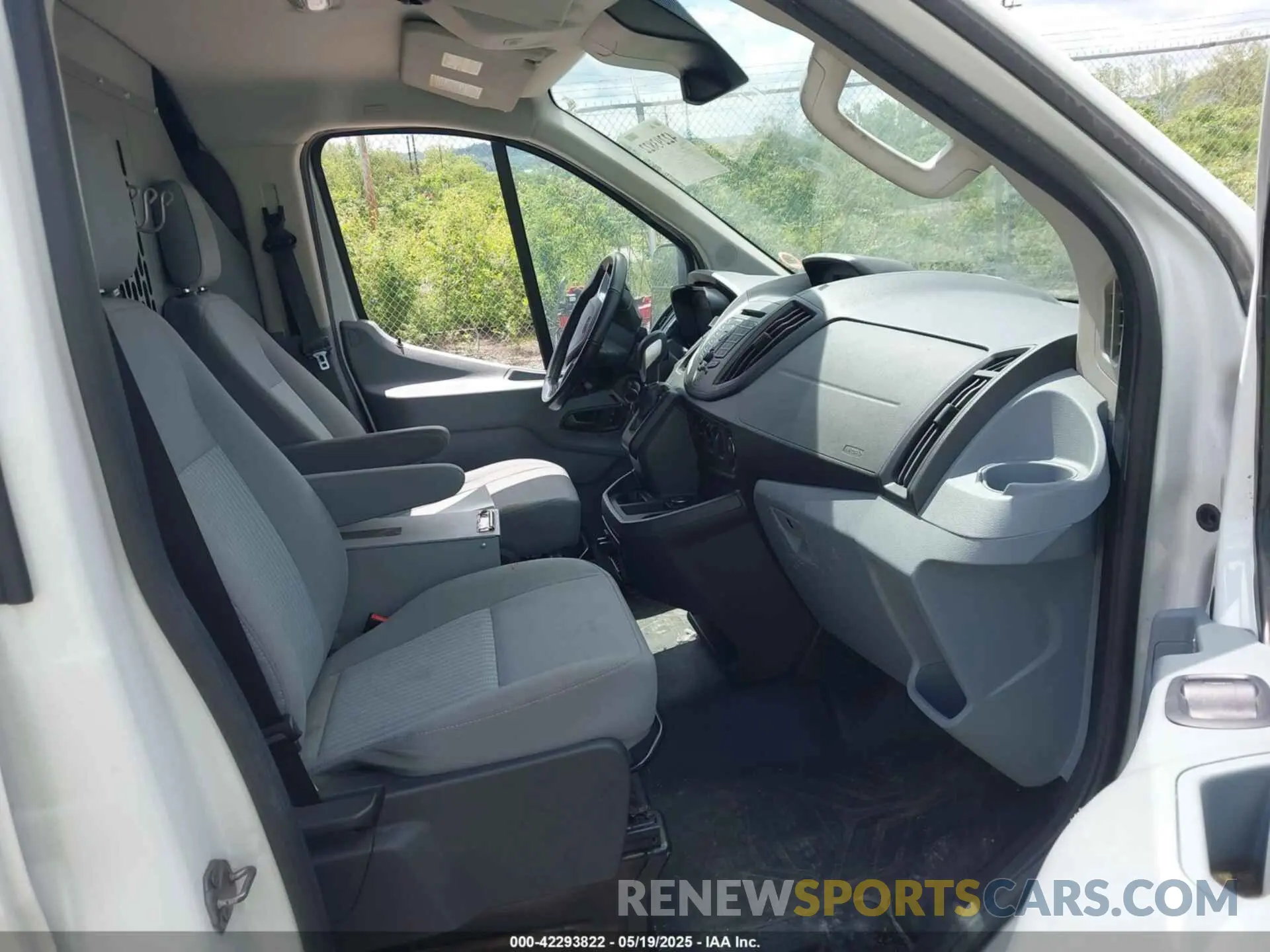 5 Photograph of a damaged car 1FTYR1YG3KKB67475 FORD TRANSIT-250 2019