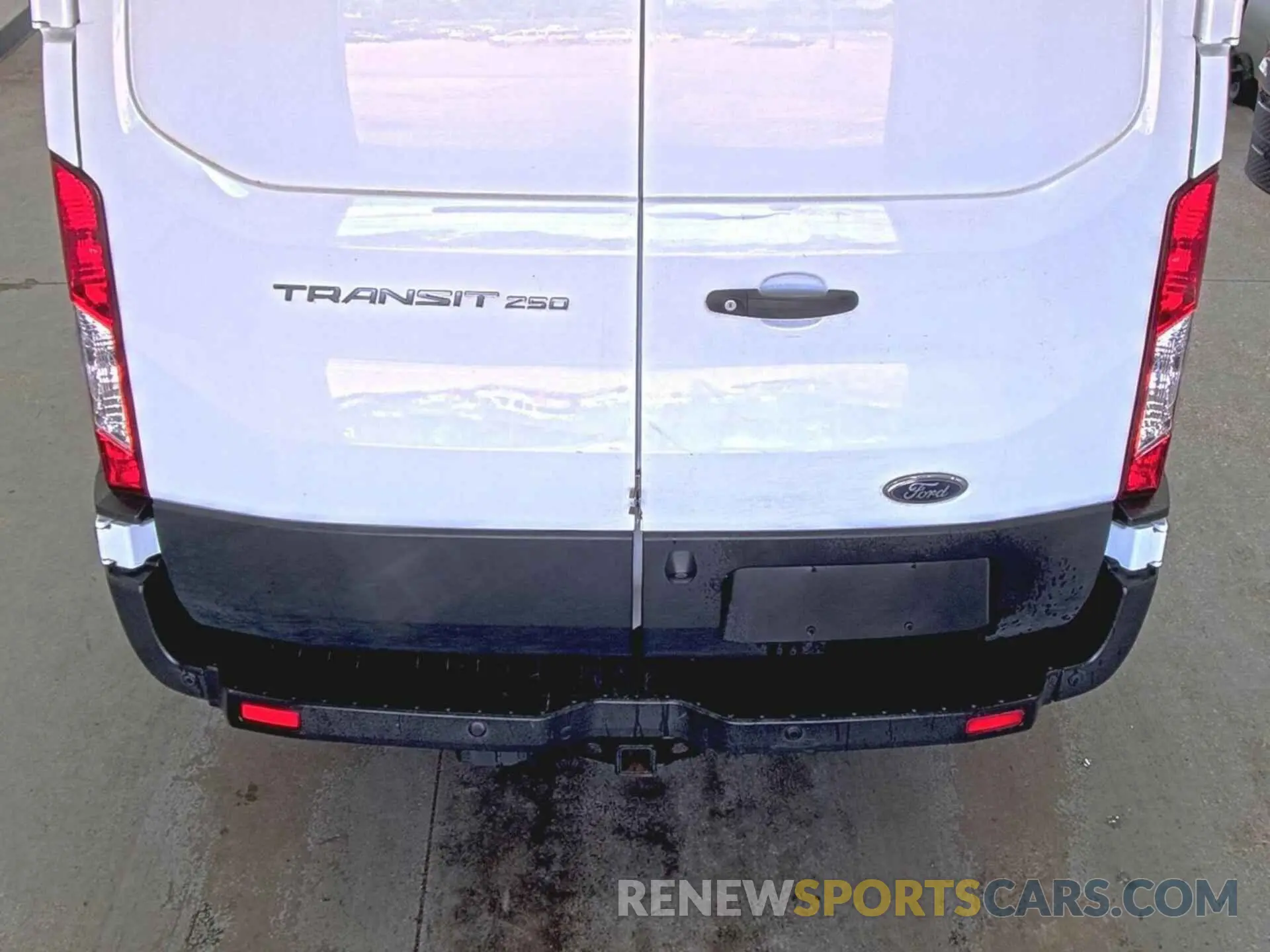 32 Photograph of a damaged car 1FTYR1YG5KKB80289 FORD TRANSIT-250 2019