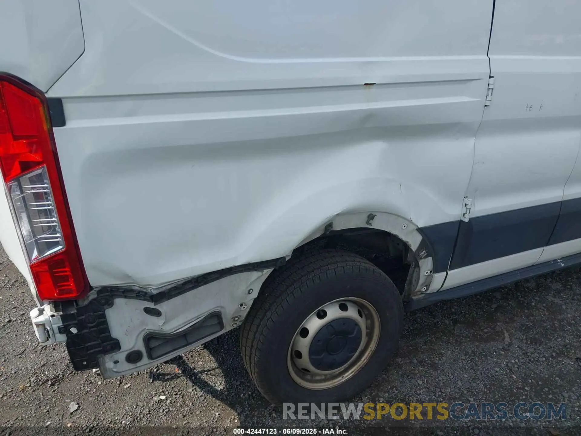 17 Photograph of a damaged car 1FTYR1ZM8KKA81700 FORD TRANSIT-250 2019