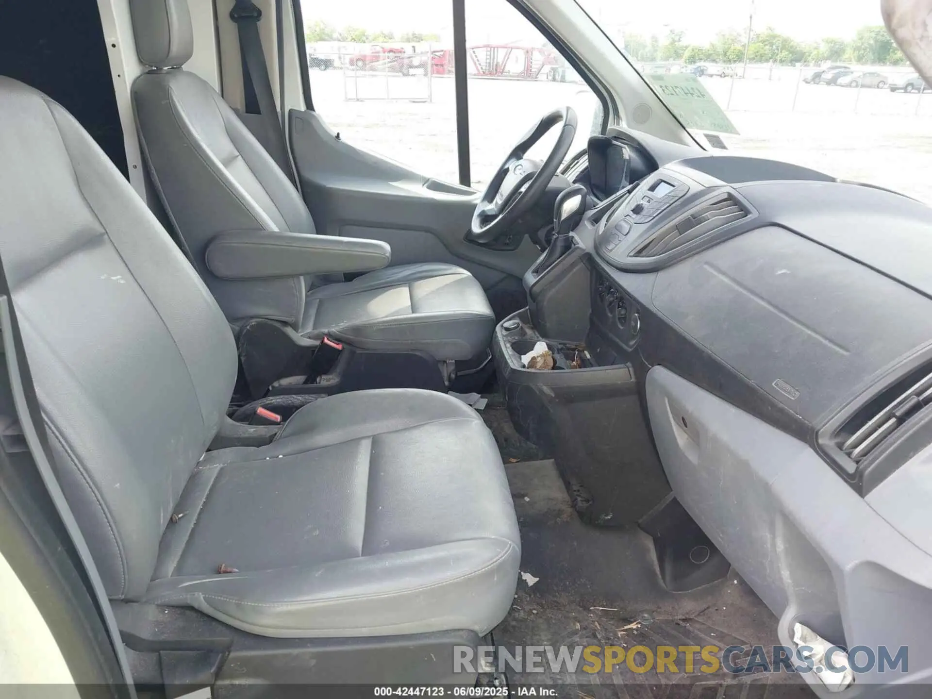 5 Photograph of a damaged car 1FTYR1ZM8KKA81700 FORD TRANSIT-250 2019