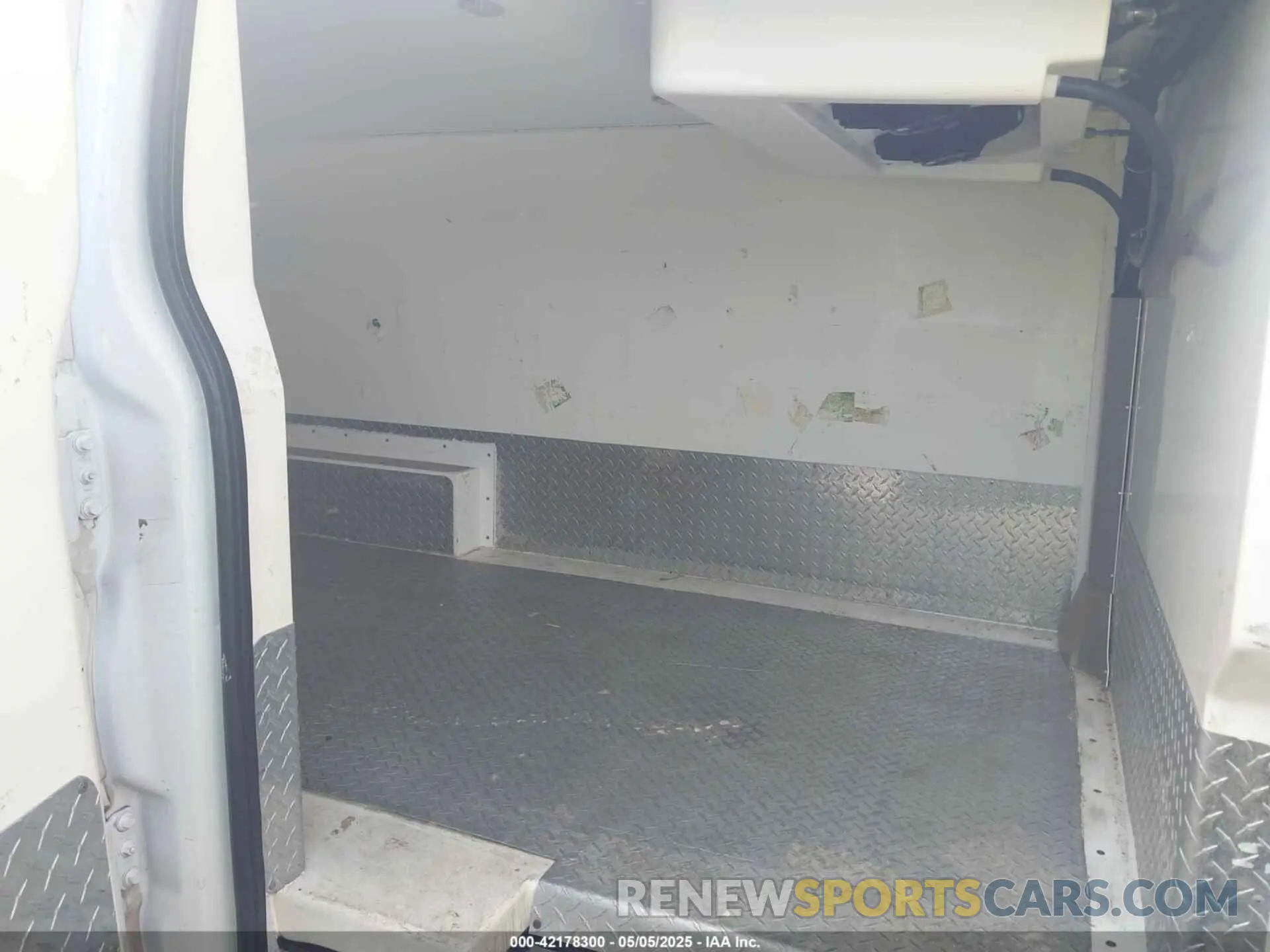 8 Photograph of a damaged car 1FTYR2ZG0KKA10216 FORD TRANSIT-250 2019