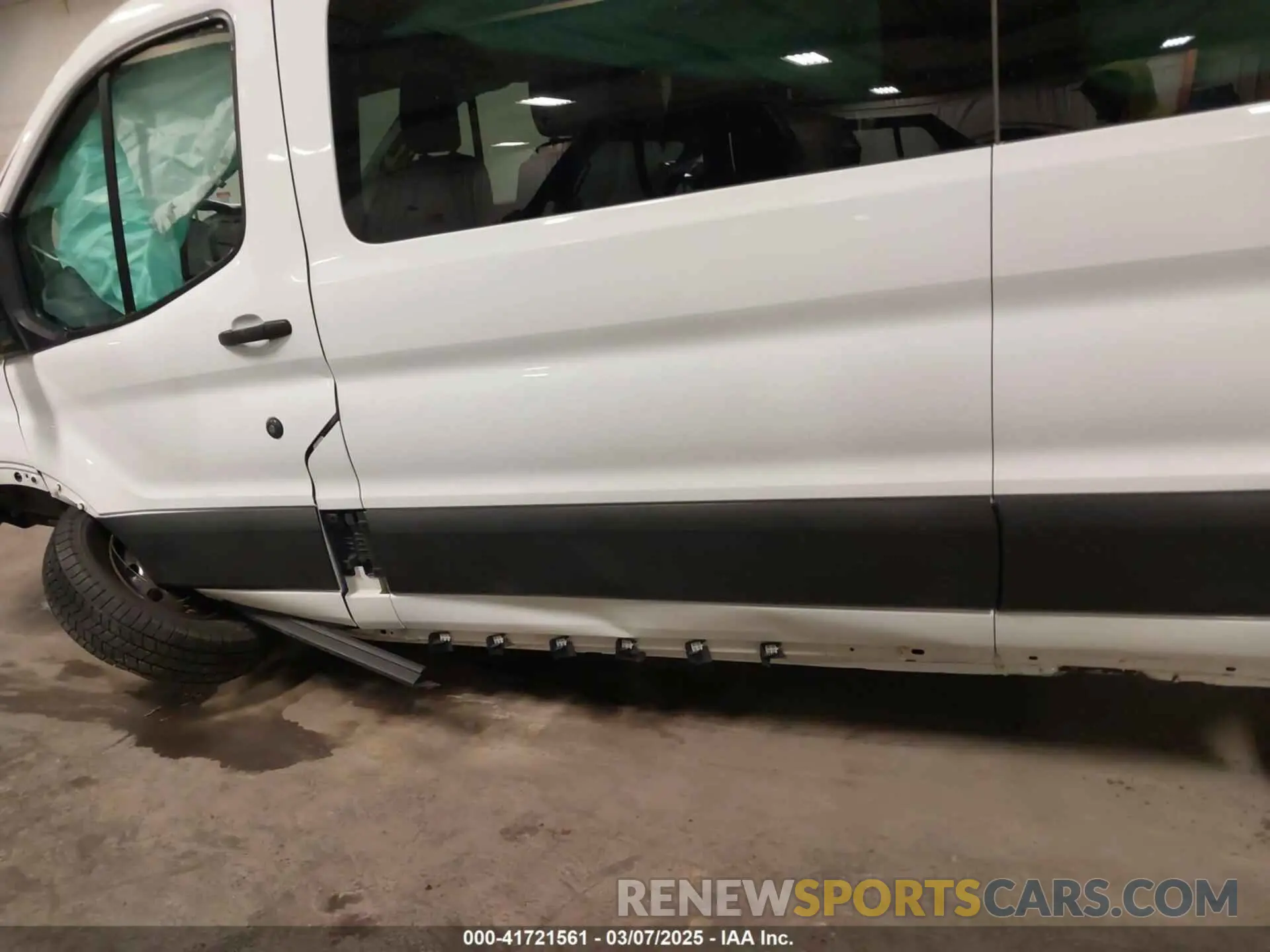 21 Photograph of a damaged car 1FBZX2YM7KKA22871 FORD TRANSIT-350 2019