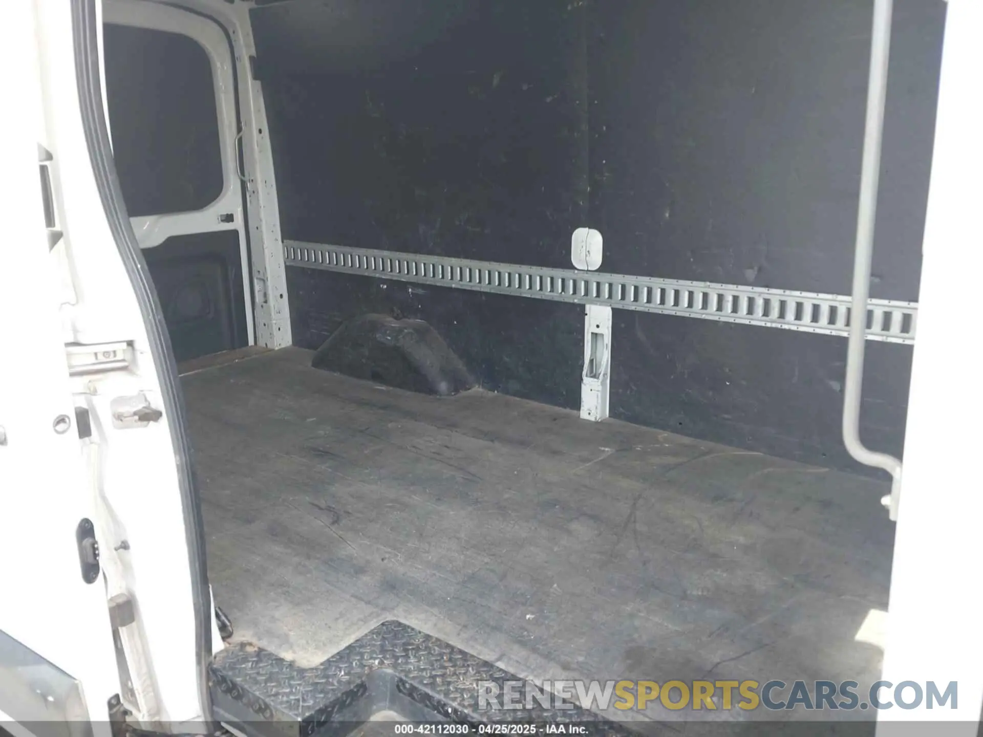 8 Photograph of a damaged car 1FTBW2CM8KKA50329 FORD TRANSIT-350 2019