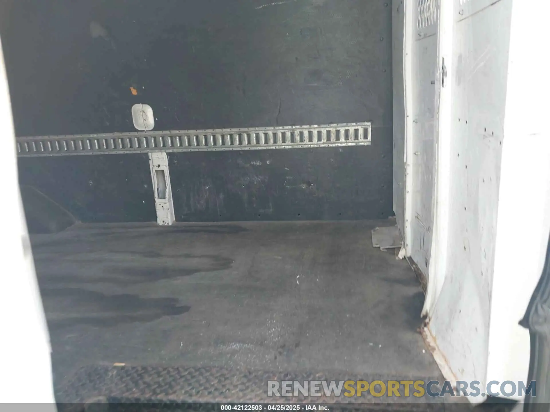 8 Photograph of a damaged car 1FTBW2CM9KKB43845 FORD TRANSIT-350 2019