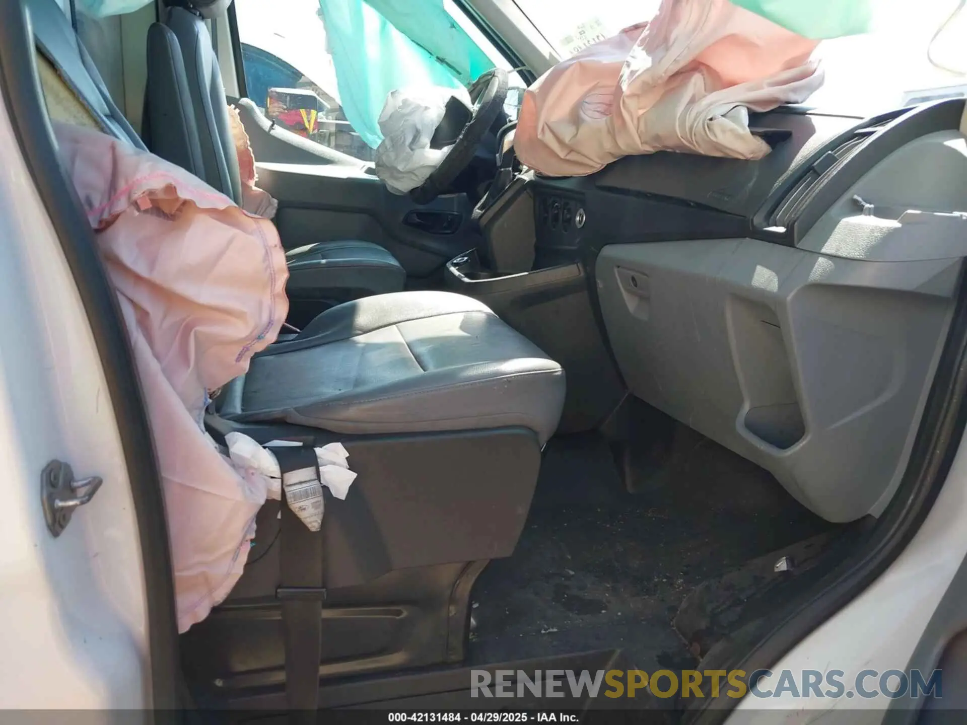 5 Photograph of a damaged car 1FTBW3XMXKKB74344 FORD TRANSIT-350 2019