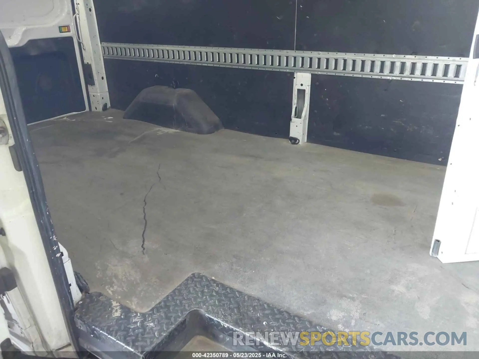 8 Photograph of a damaged car 1FTBW1Y89LKA52694 FORD TRANSIT-350 2020