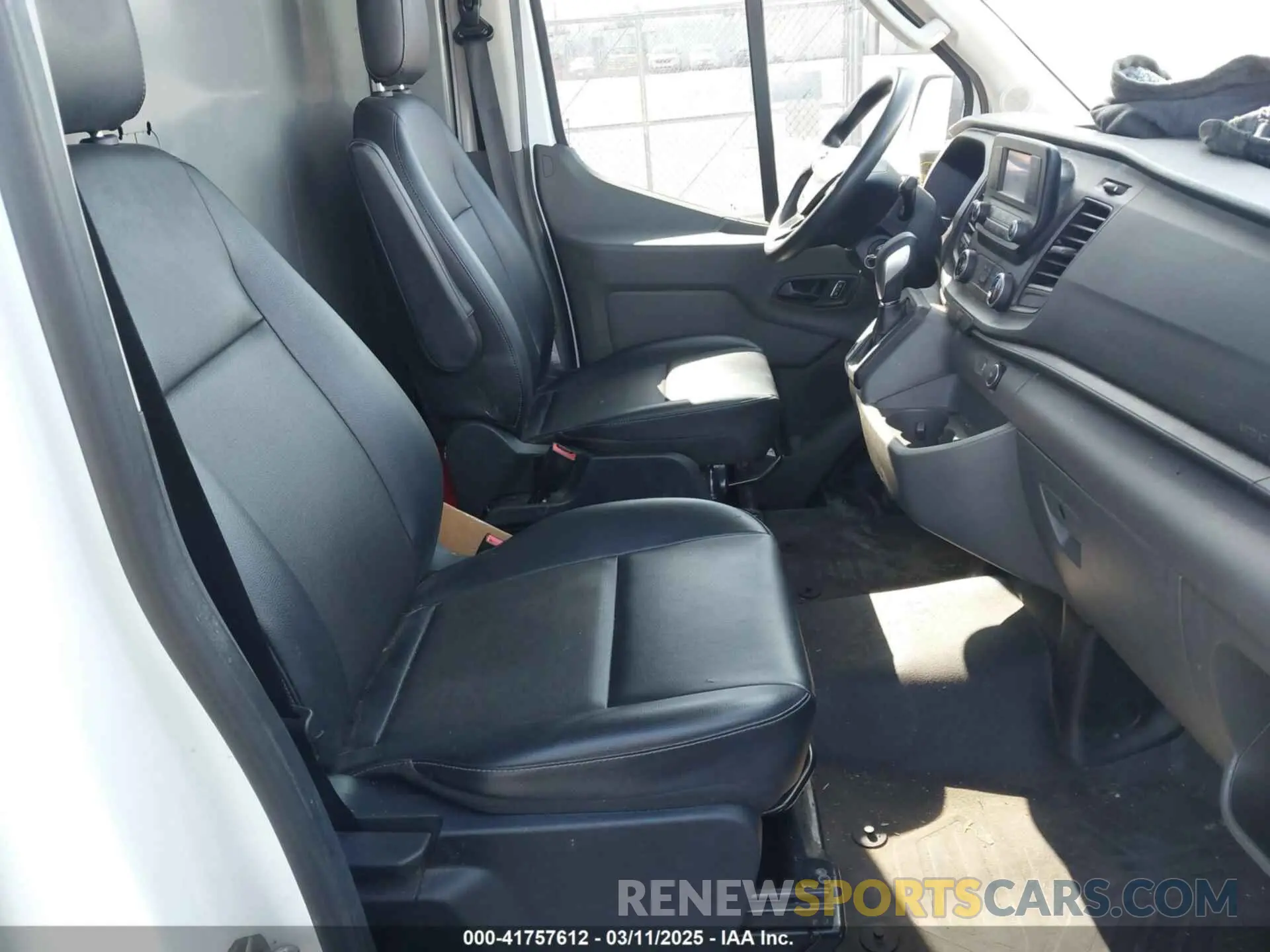 5 Photograph of a damaged car 1FTBW1X88NKA48592 FORD TRANSIT-350 2022