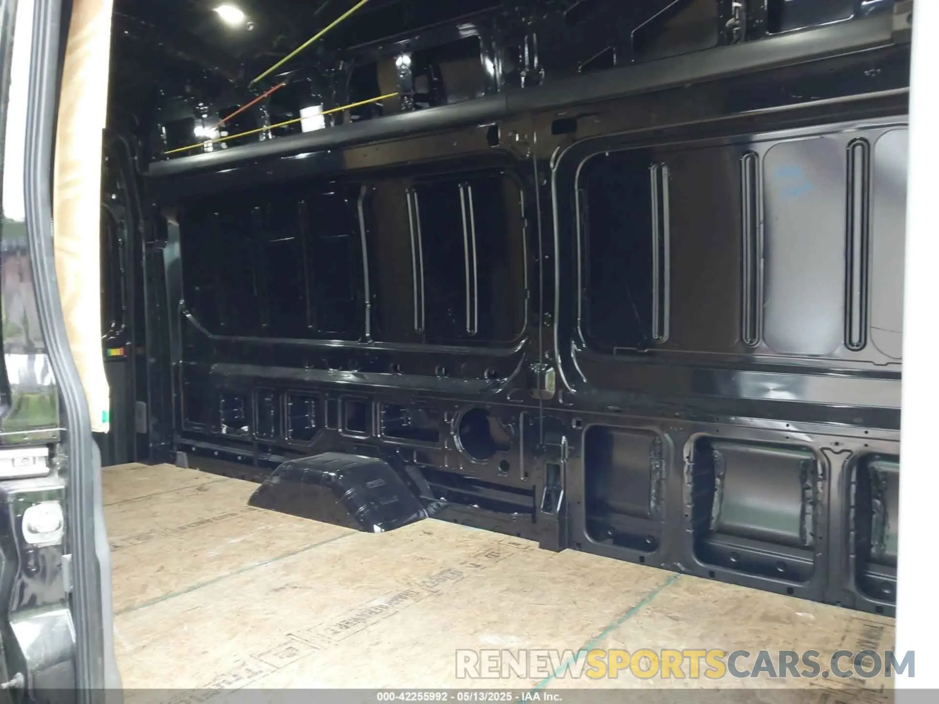 8 Photograph of a damaged car 1FTBF4UG4NKA60882 FORD TRANSIT-350 CARGO VAN 2022