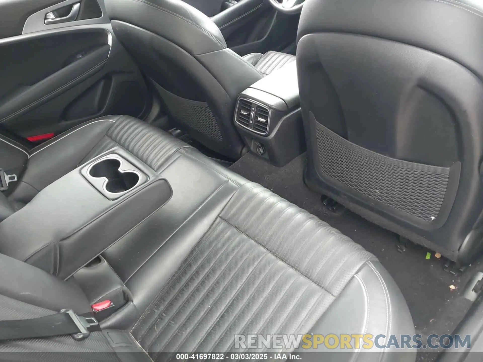 8 Photograph of a damaged car KMTG34LA8KU027252 GENESIS G70 2019