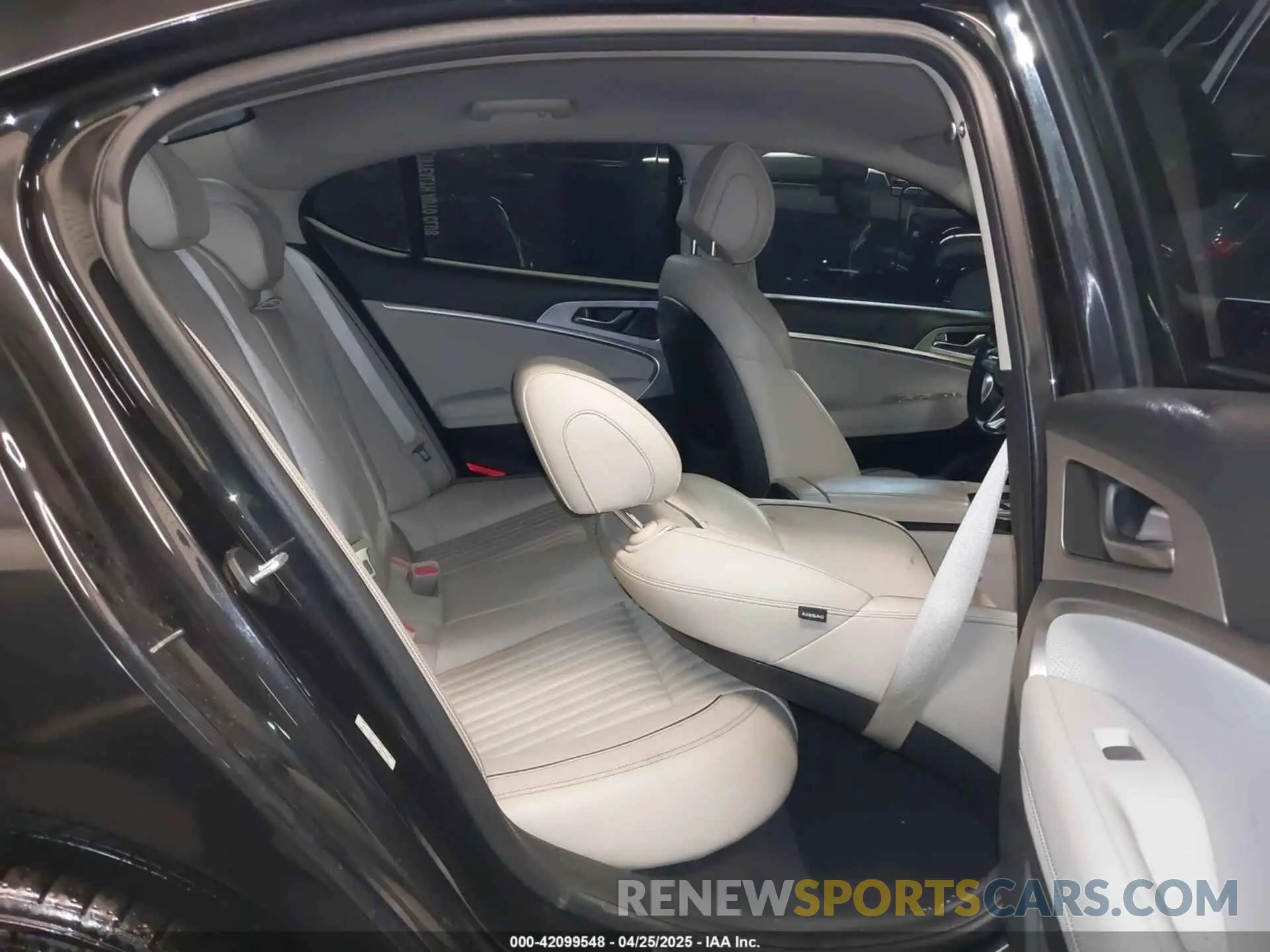 8 Photograph of a damaged car KMTG54LE6KU037582 GENESIS G70 2019