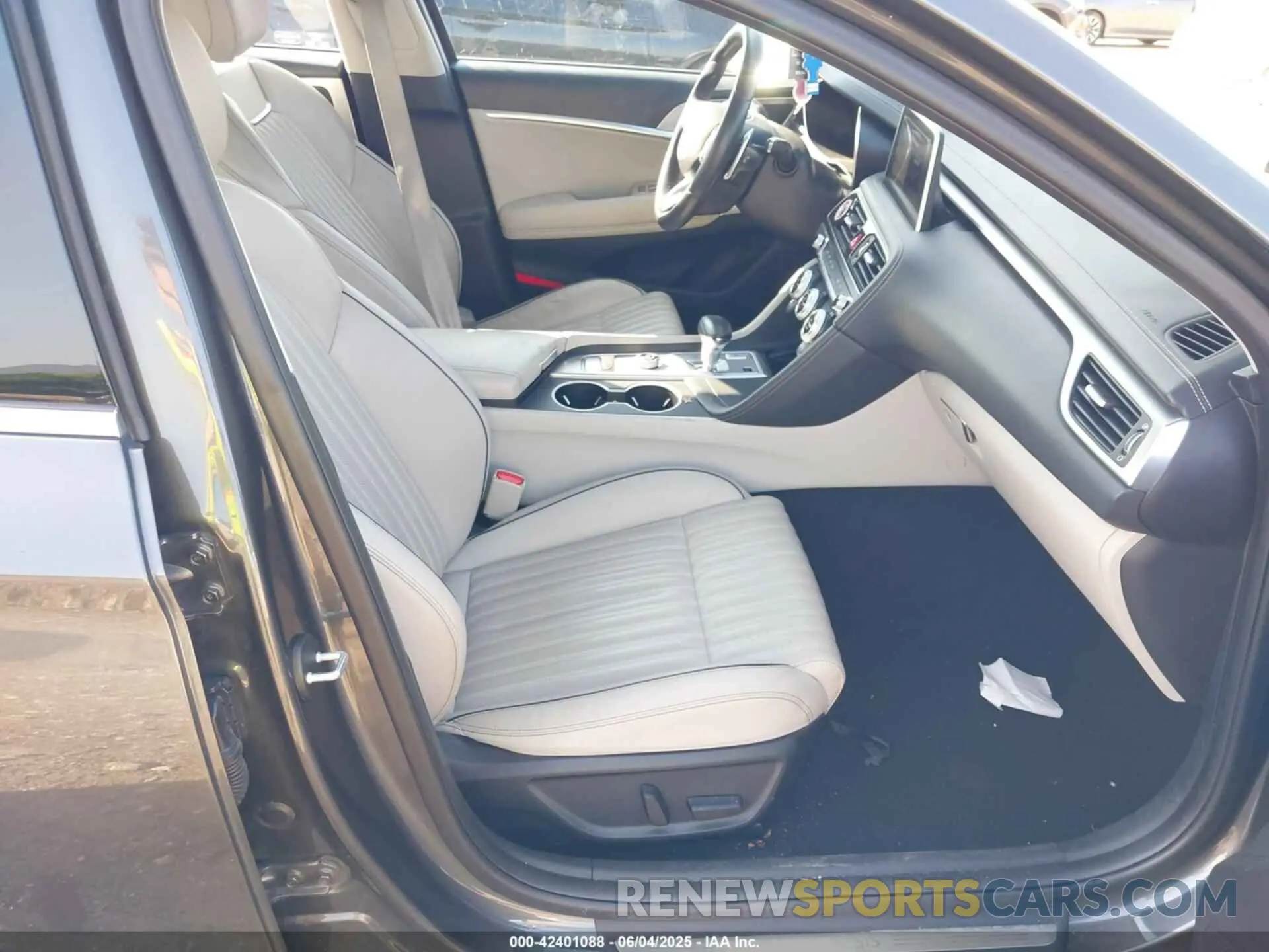 5 Photograph of a damaged car KMTG34LAXLU055376 GENESIS G70 2020