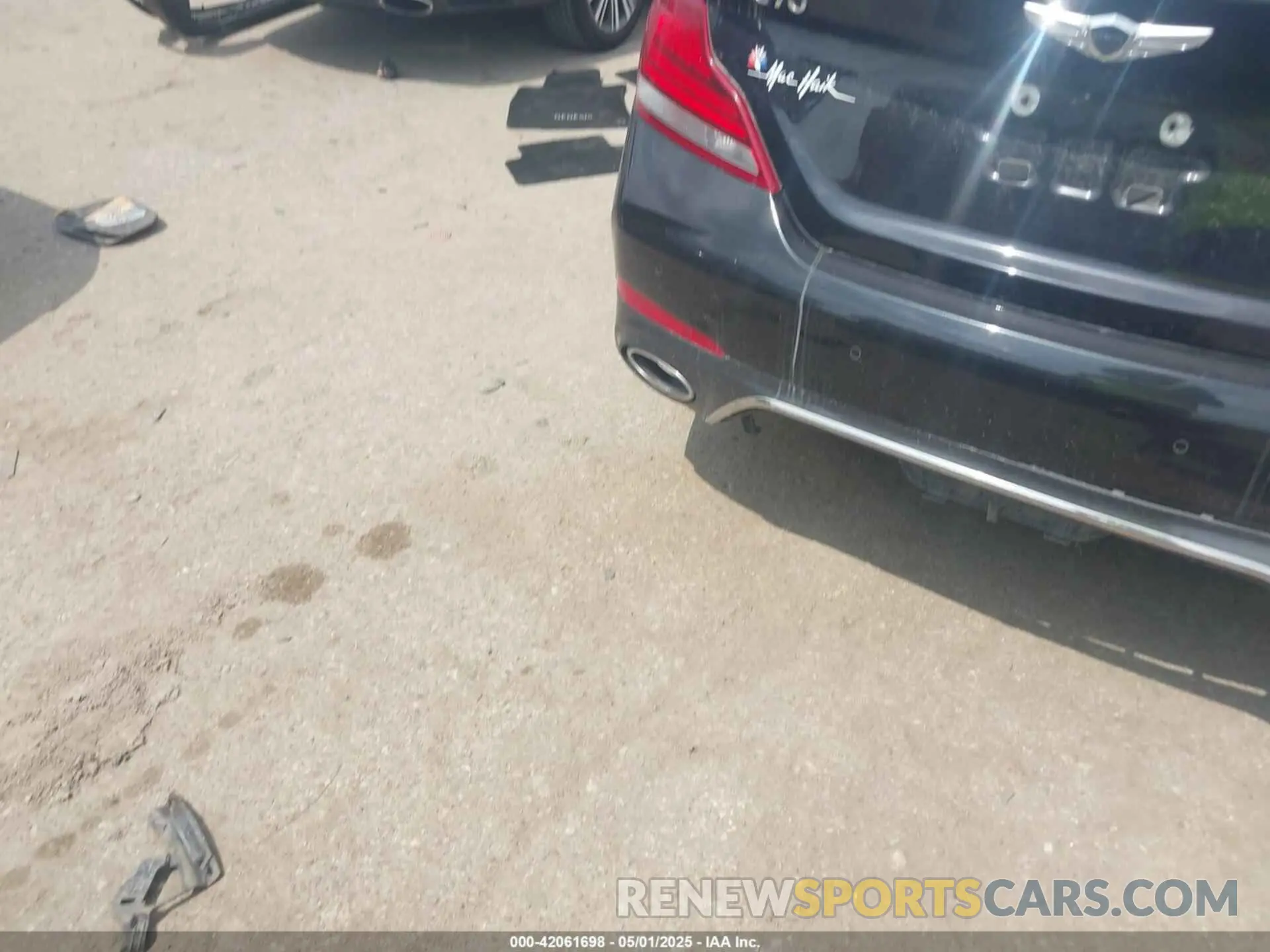 16 Photograph of a damaged car KMTG74LEXMU071473 GENESIS G70 2021