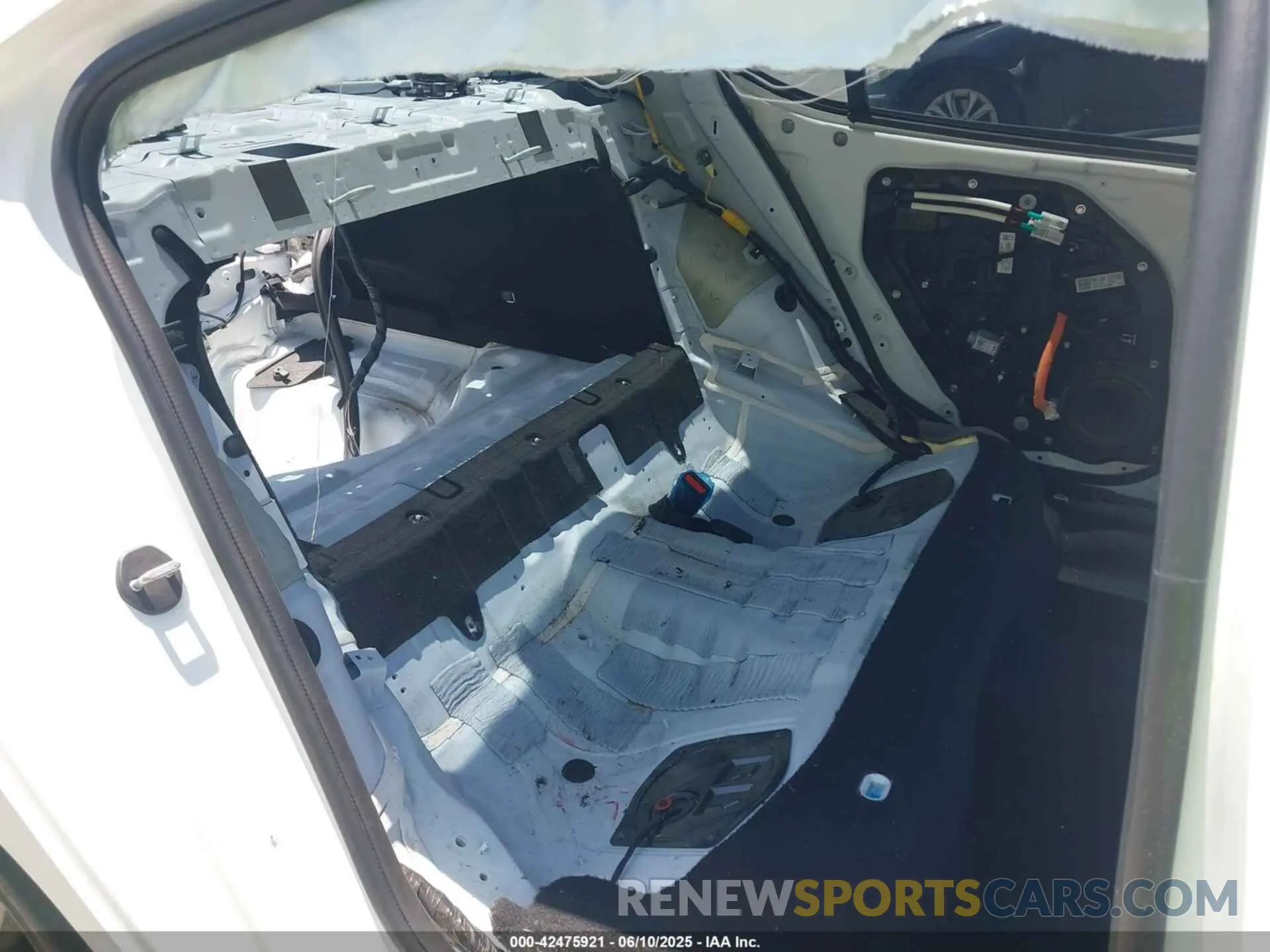 8 Photograph of a damaged car KMTG14TE2NU082213 GENESIS G70 2022