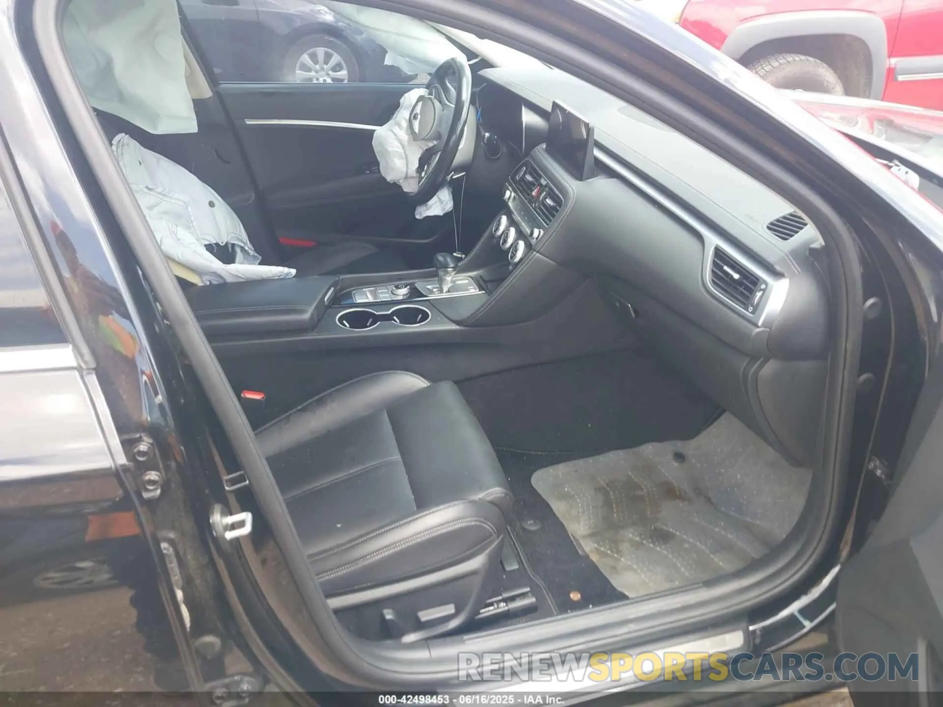 5 Photograph of a damaged car KMTG34TA2NU092862 GENESIS G70 2022