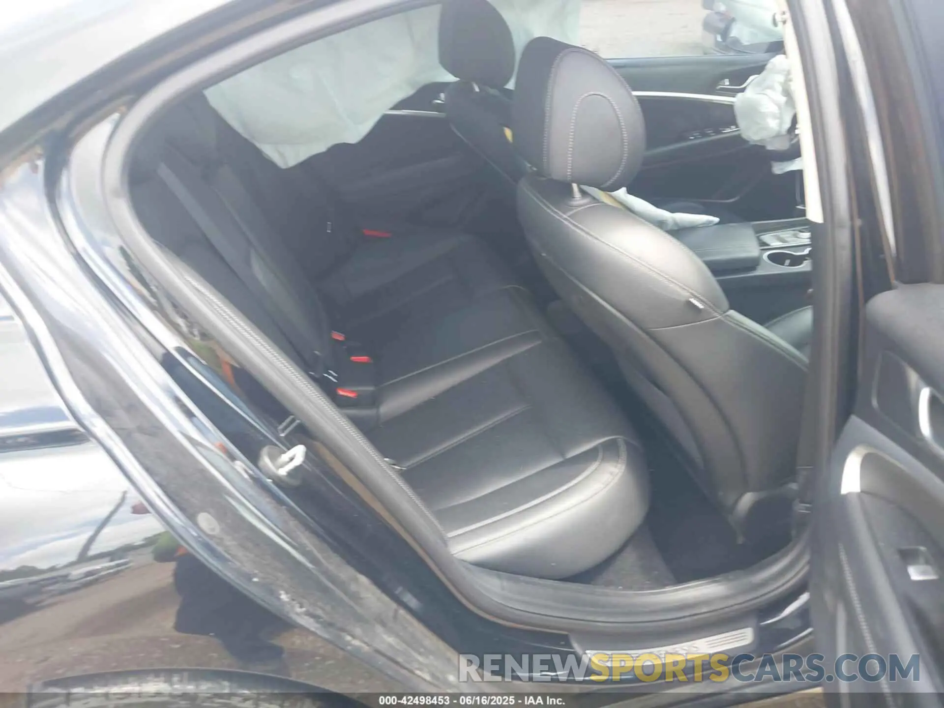 8 Photograph of a damaged car KMTG34TA2NU092862 GENESIS G70 2022