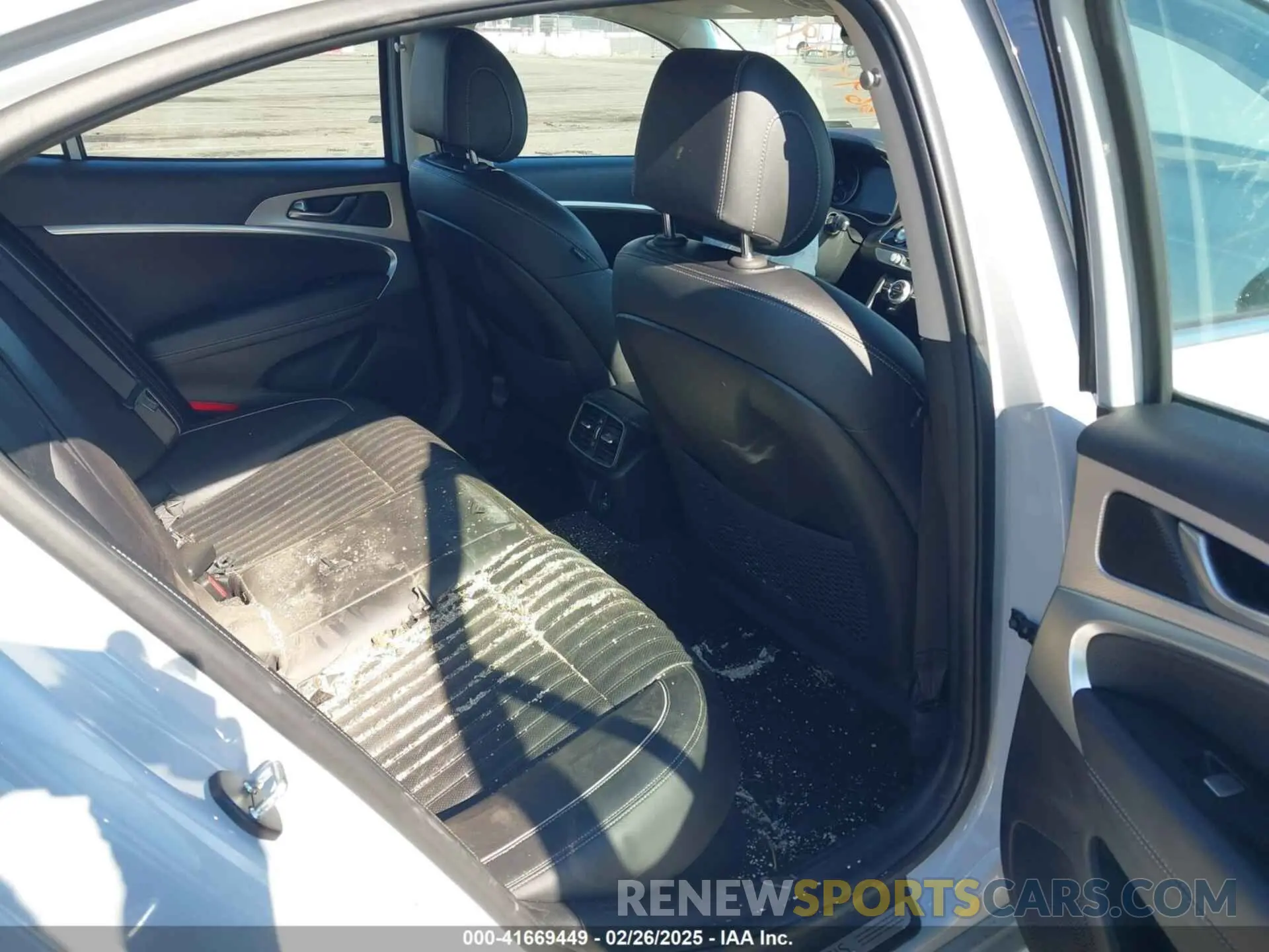 8 Photograph of a damaged car KMTG34TA7NU098169 GENESIS G70 2022