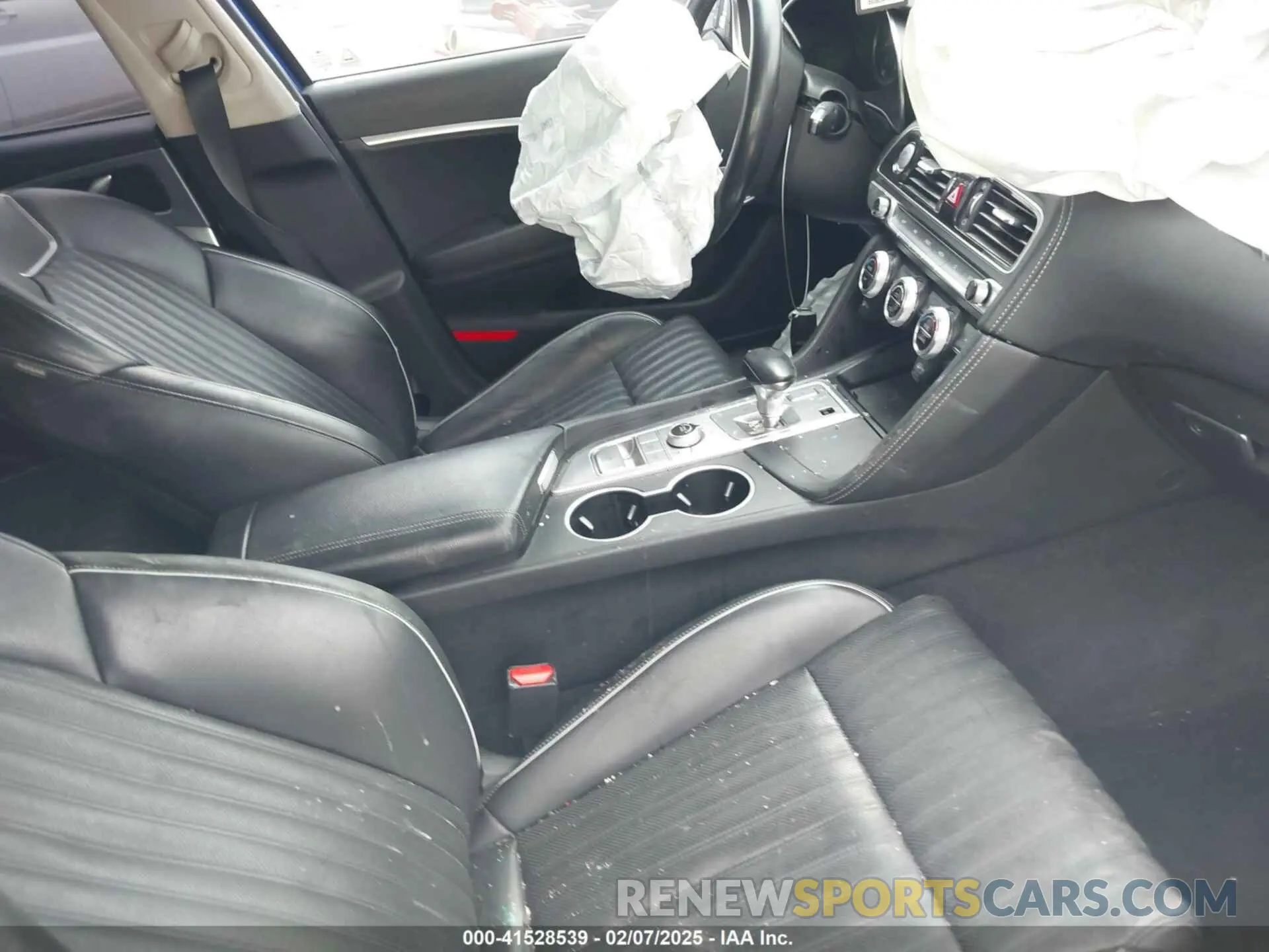 5 Photograph of a damaged car KMTG54TE4NU094769 GENESIS G70 2022