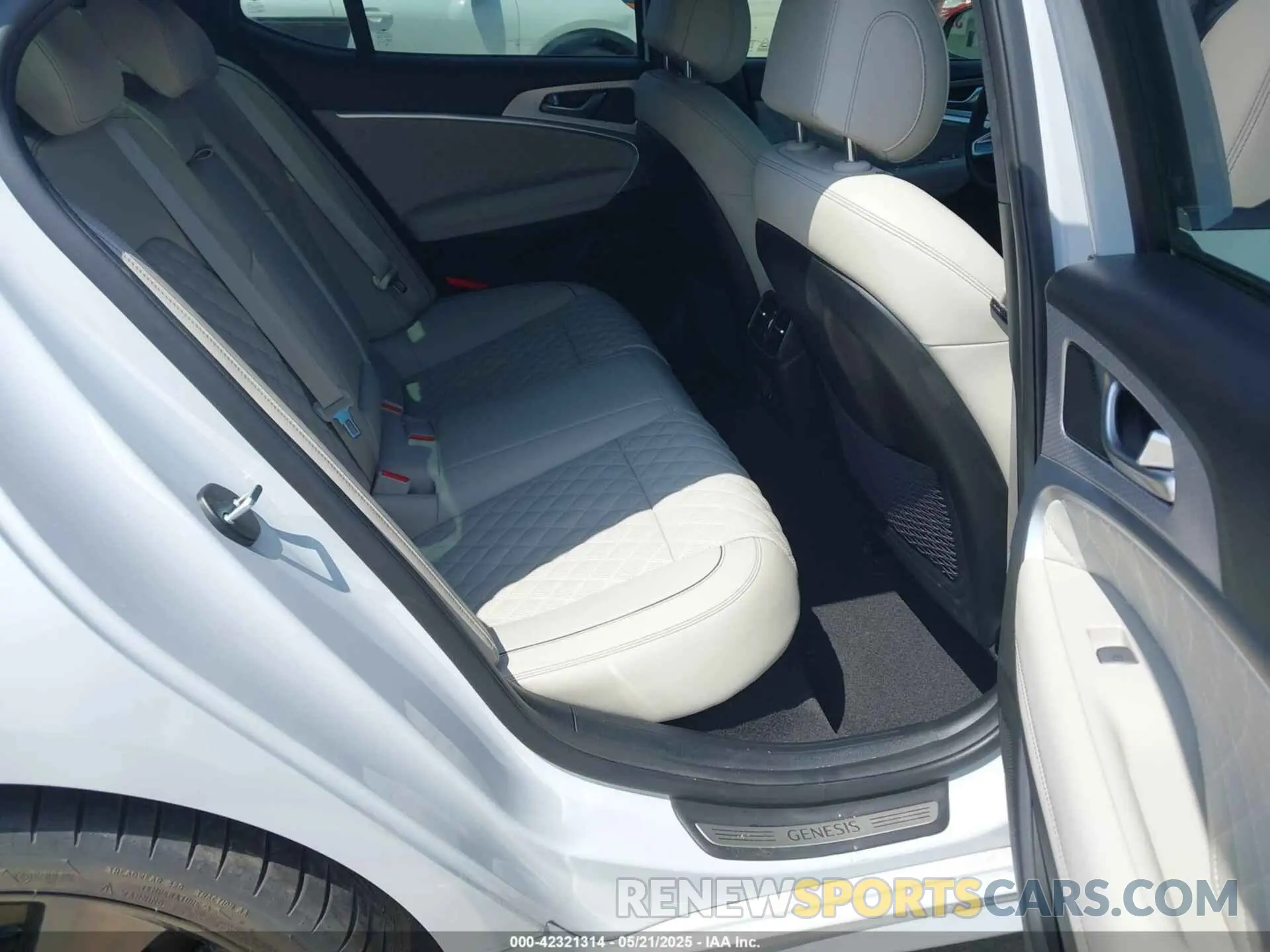8 Фотография поврежденного автомобиля KMTG54TEXPU107592 GENESIS G70 2023
