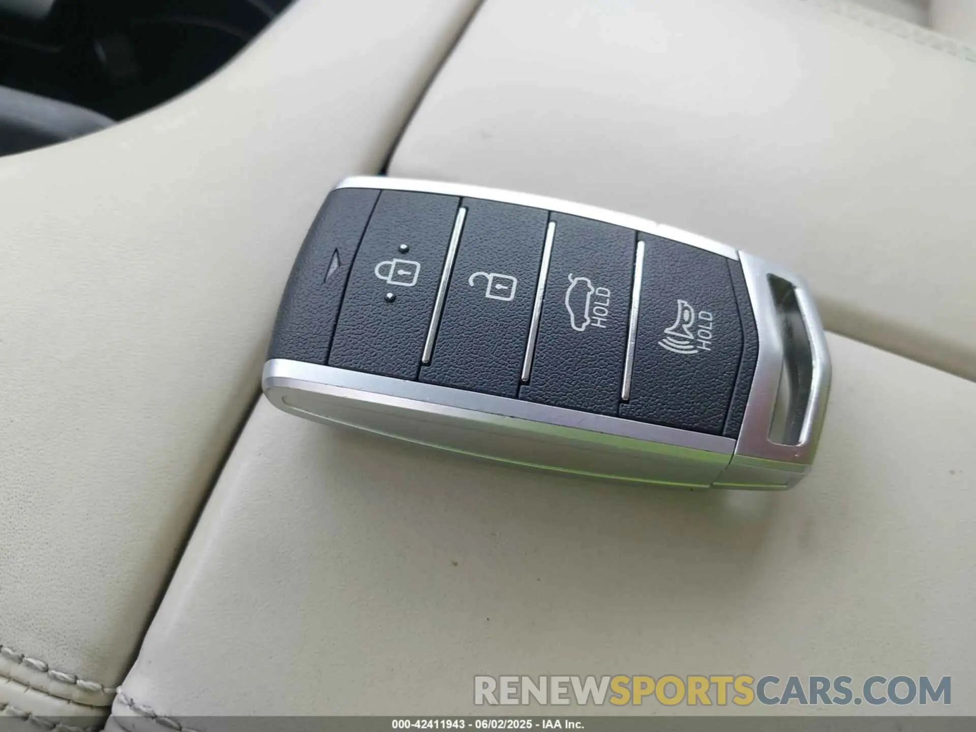 11 Photograph of a damaged car KMTF54PH6NU096409 GENESIS G90 2022