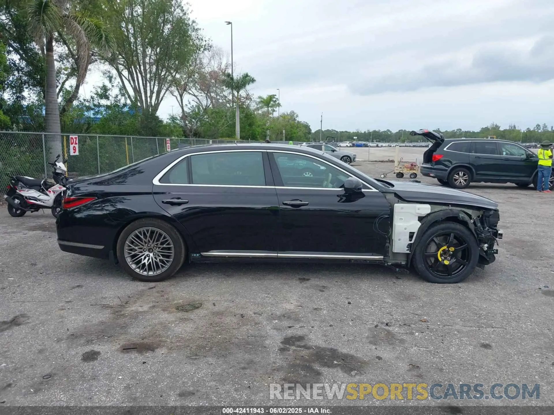 14 Photograph of a damaged car KMTF54PH6NU096409 GENESIS G90 2022