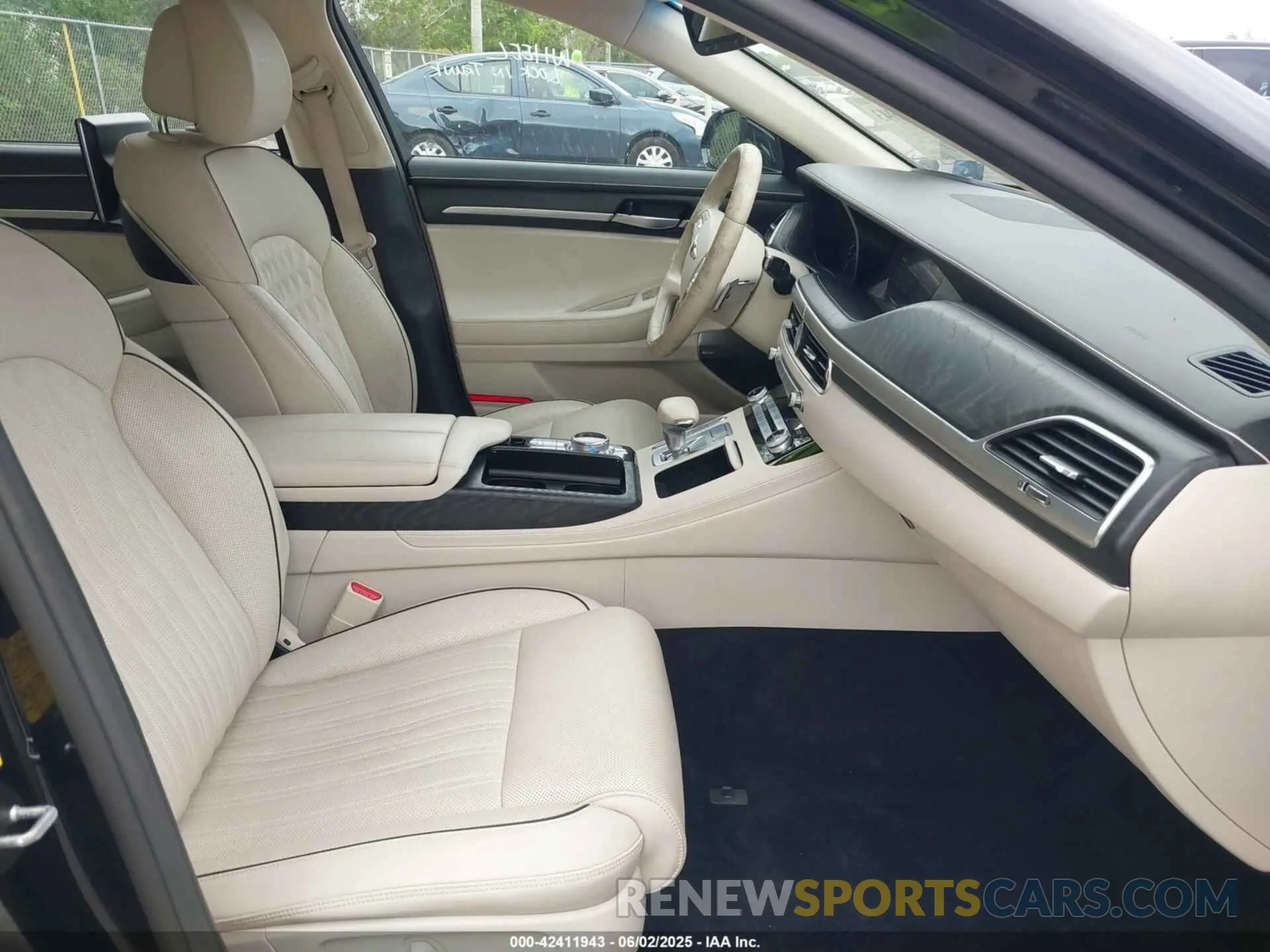 5 Photograph of a damaged car KMTF54PH6NU096409 GENESIS G90 2022