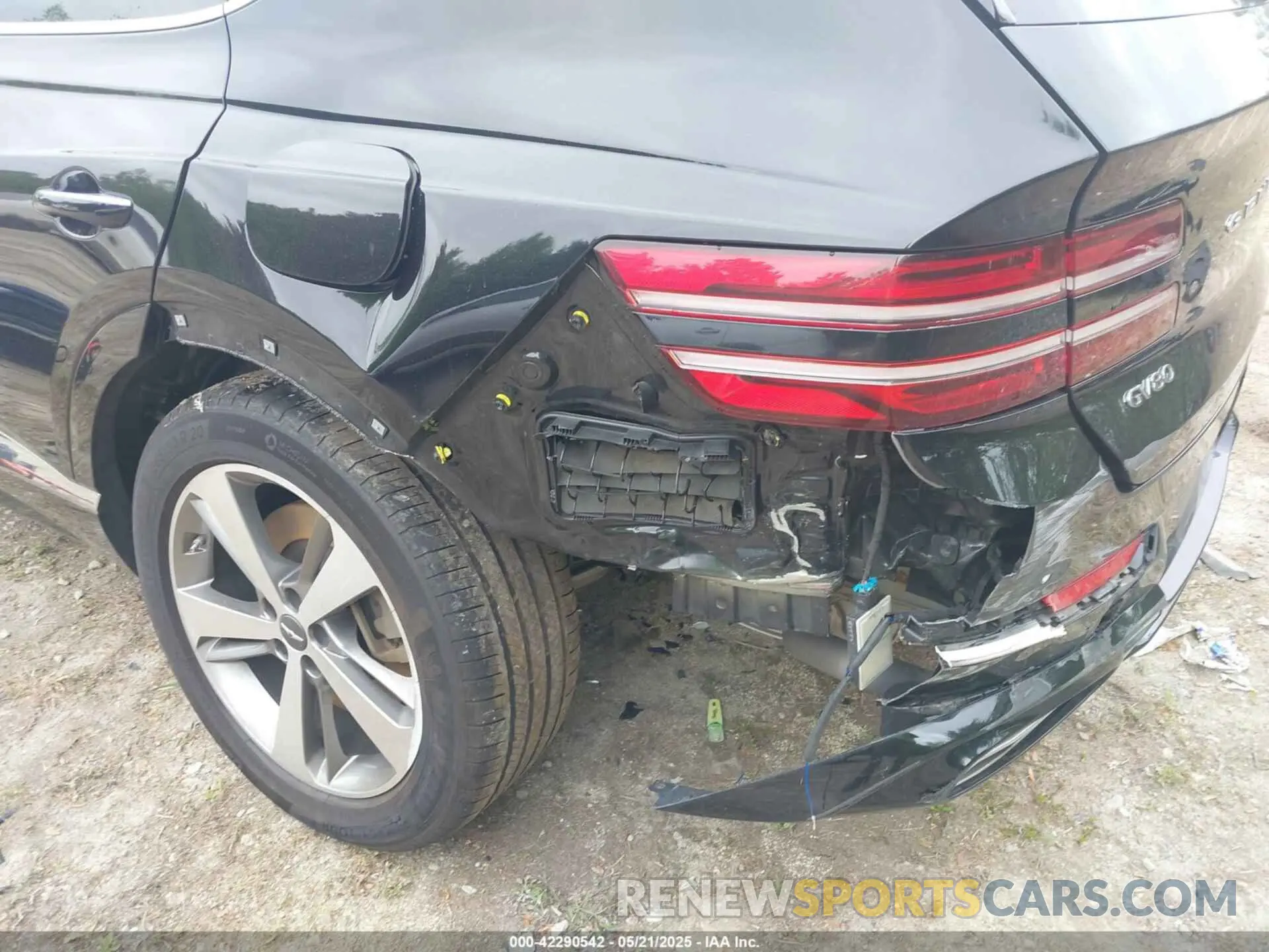 18 Photograph of a damaged car KMUHBDSB5MU037611 GENESIS GV80 2021