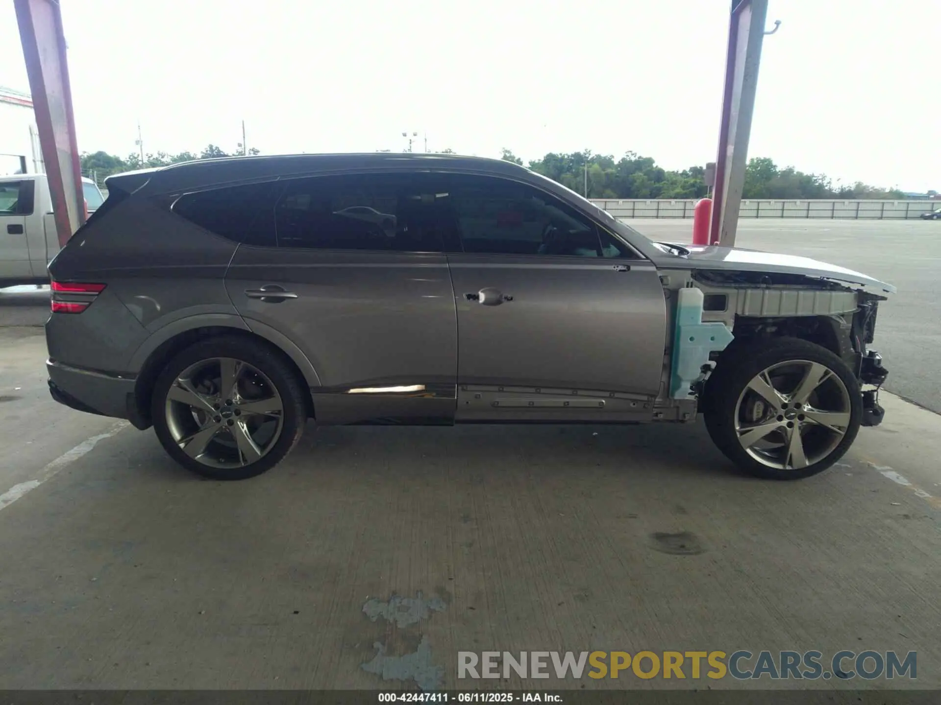 14 Photograph of a damaged car KMUHBDSB4NU083139 GENESIS GV80 2022