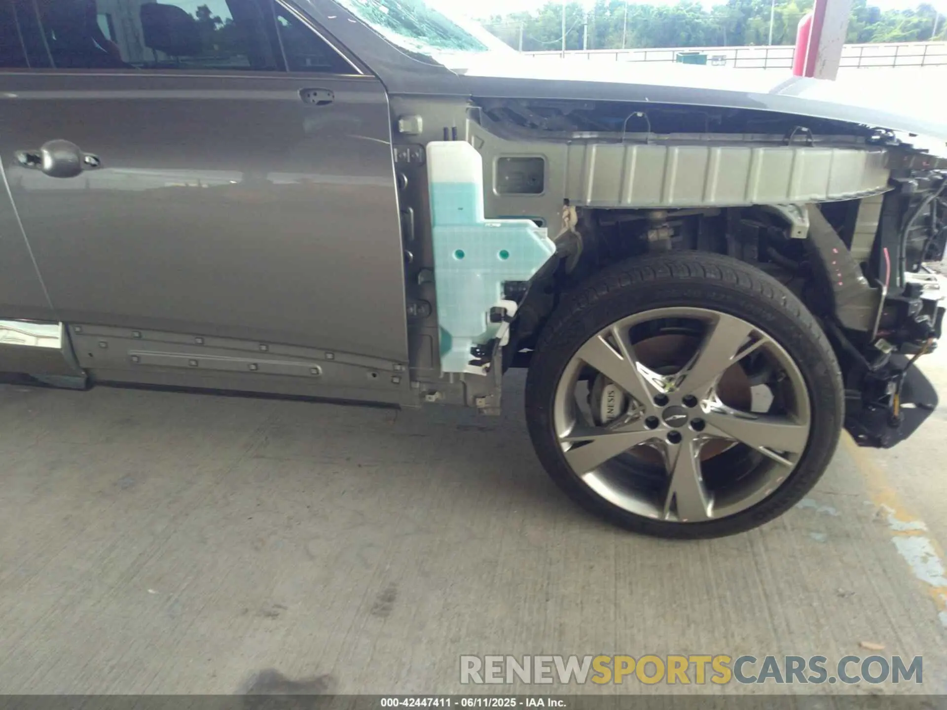 18 Photograph of a damaged car KMUHBDSB4NU083139 GENESIS GV80 2022