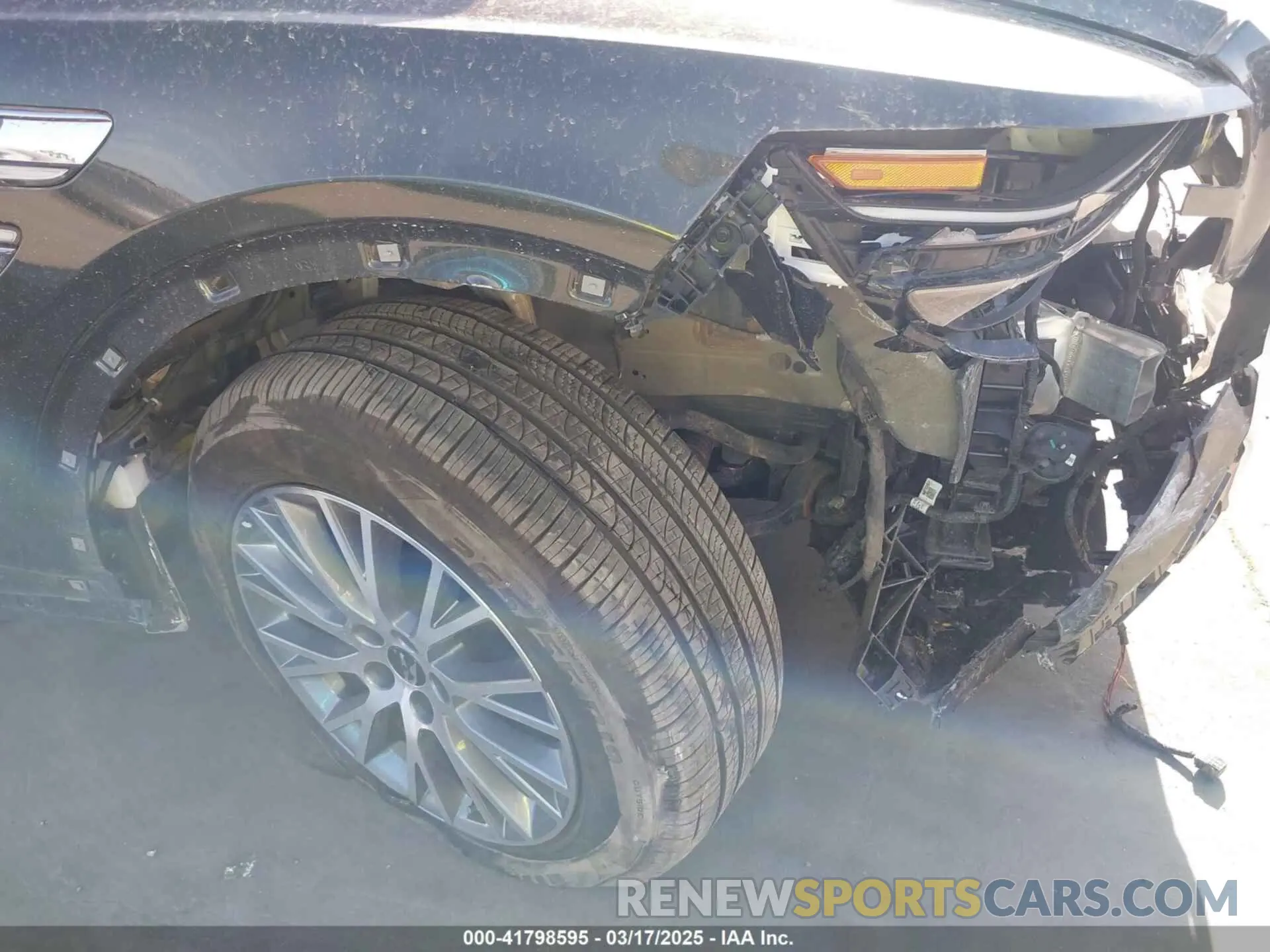 18 Photograph of a damaged car KMUHFESB0SU239716 GENESIS GV80 2025