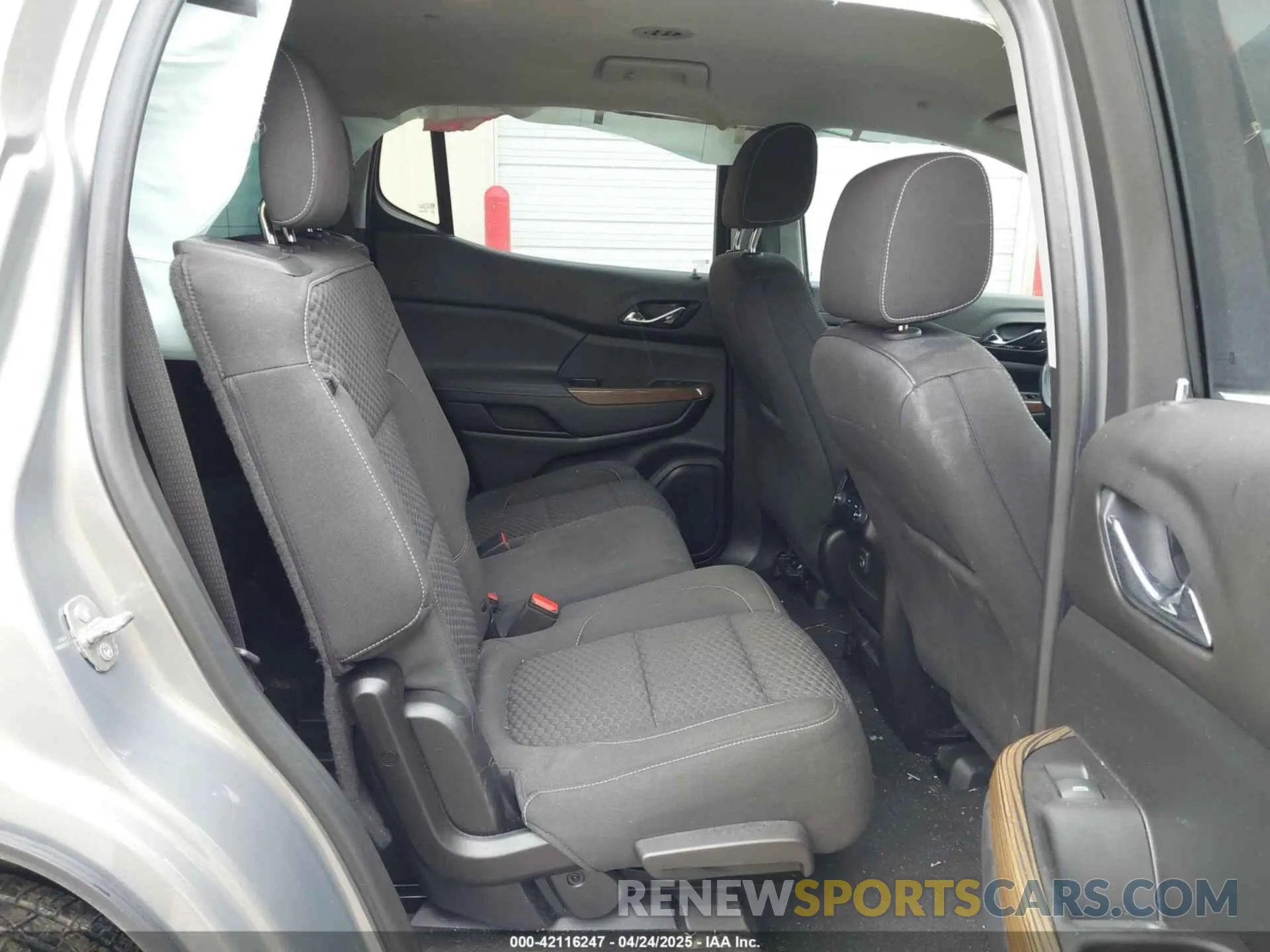 8 Photograph of a damaged car 1GKKNKLAXKZ266395 GMC ACADIA 2019
