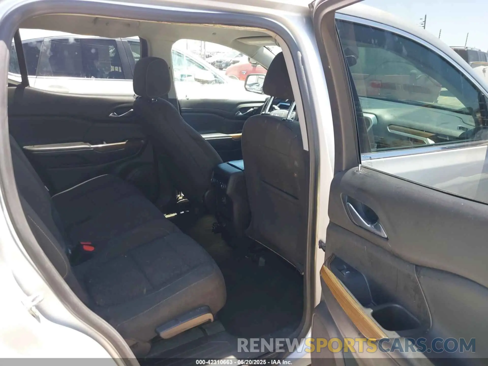 8 Photograph of a damaged car 1GKKNLLA1KZ269417 GMC ACADIA 2019