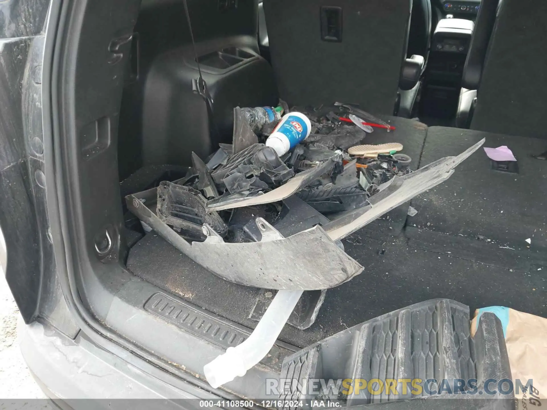 12 Photograph of a damaged car 1GKKNMLS0KZ163345 GMC ACADIA 2019