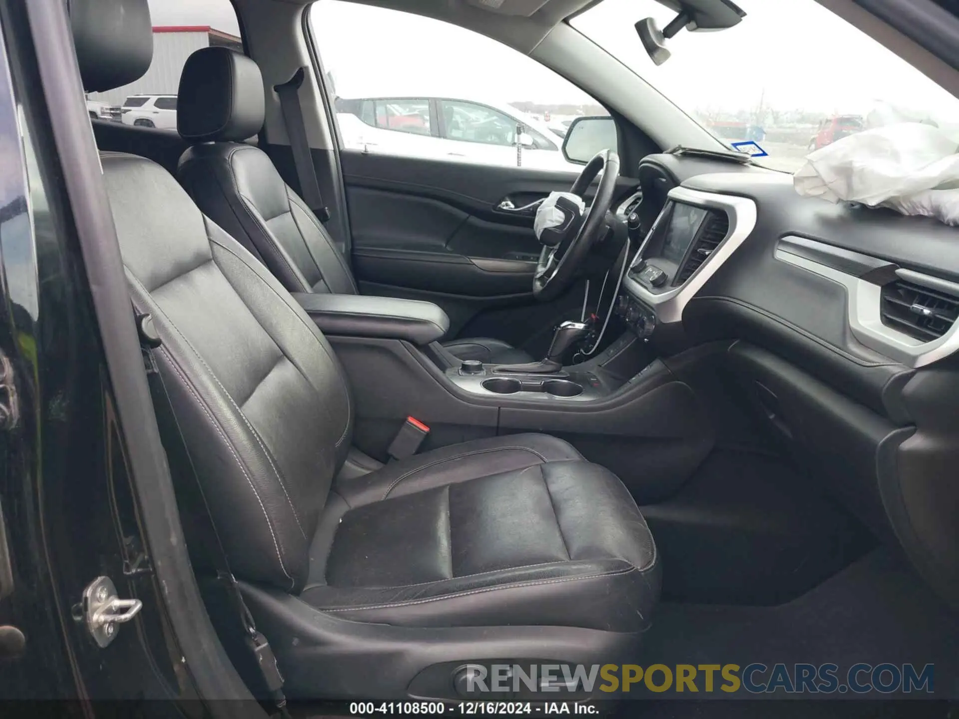 5 Photograph of a damaged car 1GKKNMLS0KZ163345 GMC ACADIA 2019