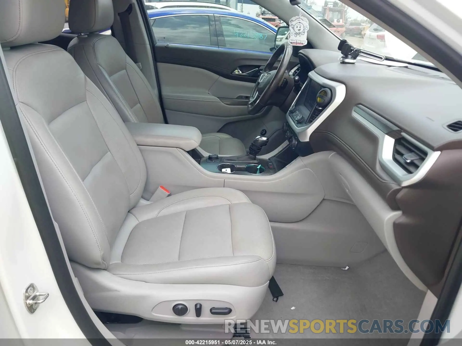 5 Photograph of a damaged car 1GKKNMLS1KZ229353 GMC ACADIA 2019