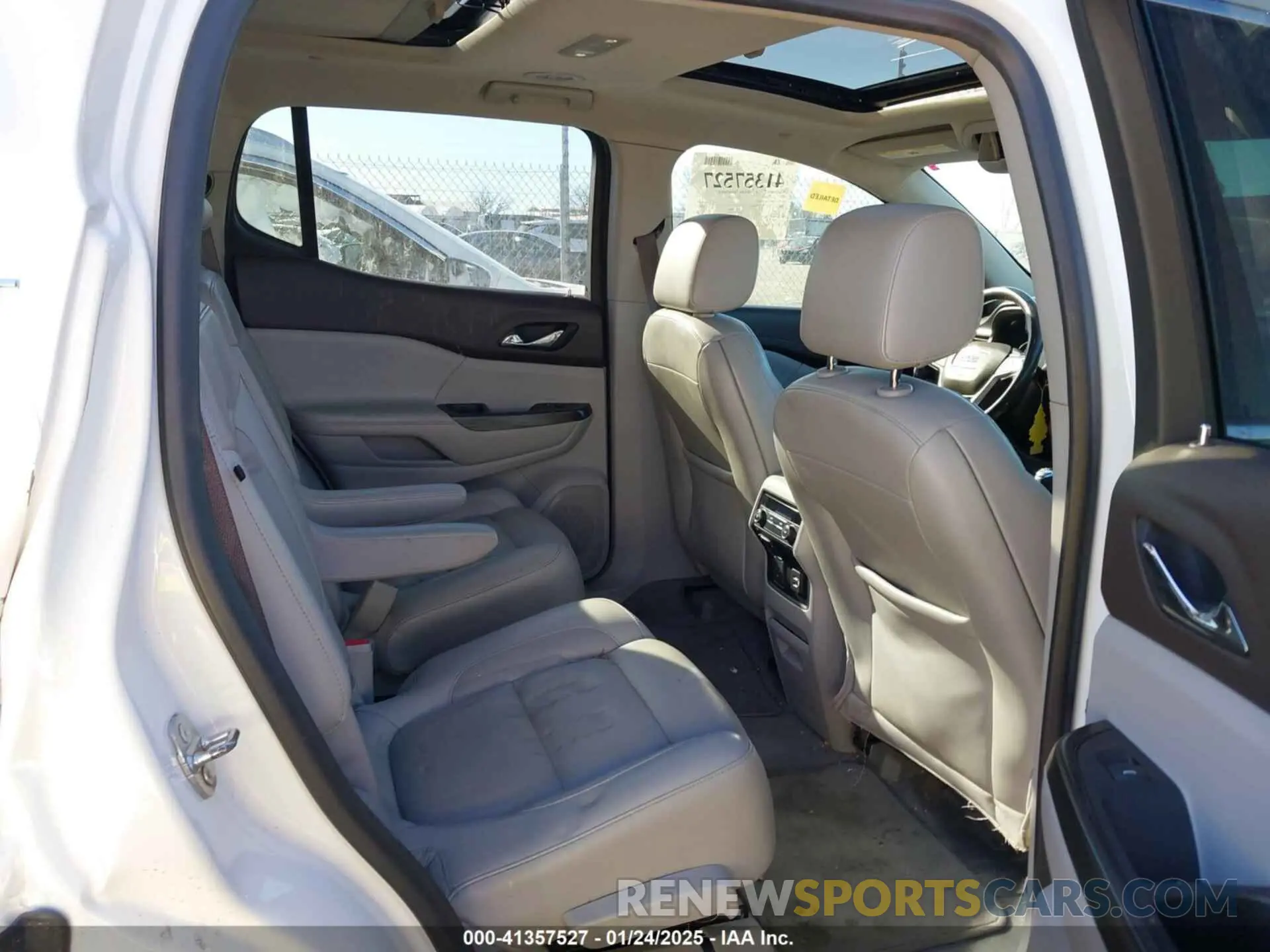 8 Фотография поврежденного автомобиля 1GKKNMLS3KZ153327 GMC ACADIA 2019