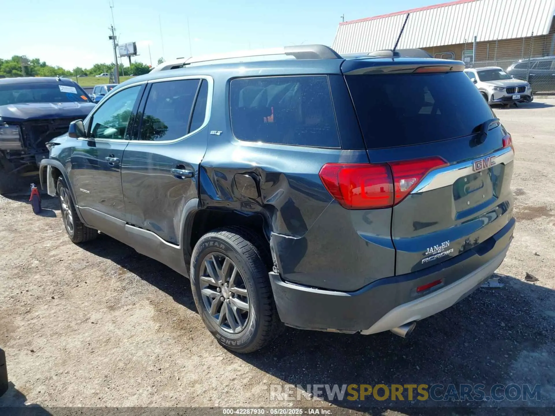 3 Photograph of a damaged car 1GKKNMLSXKZ199009 GMC ACADIA 2019