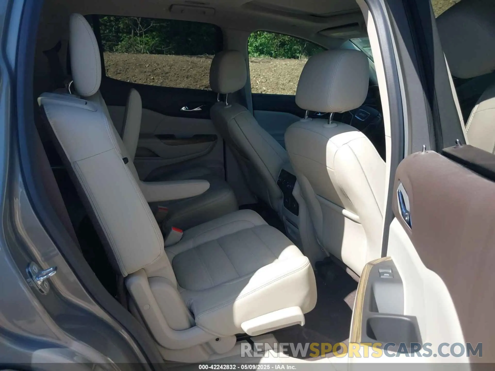 8 Photograph of a damaged car 1GKKNPLS6KZ147488 GMC ACADIA 2019