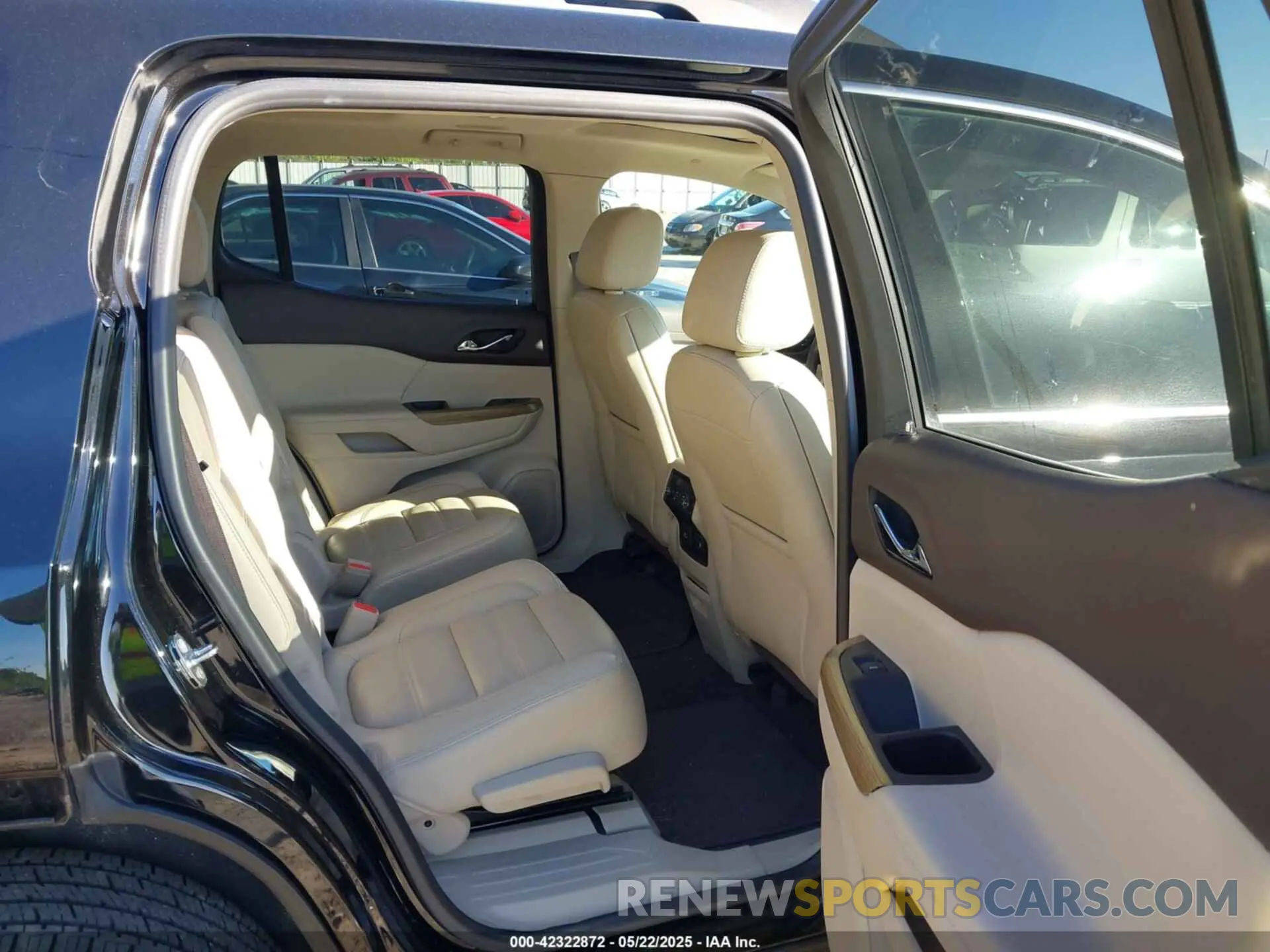 8 Photograph of a damaged car 1GKKNPLSXKZ105292 GMC ACADIA 2019