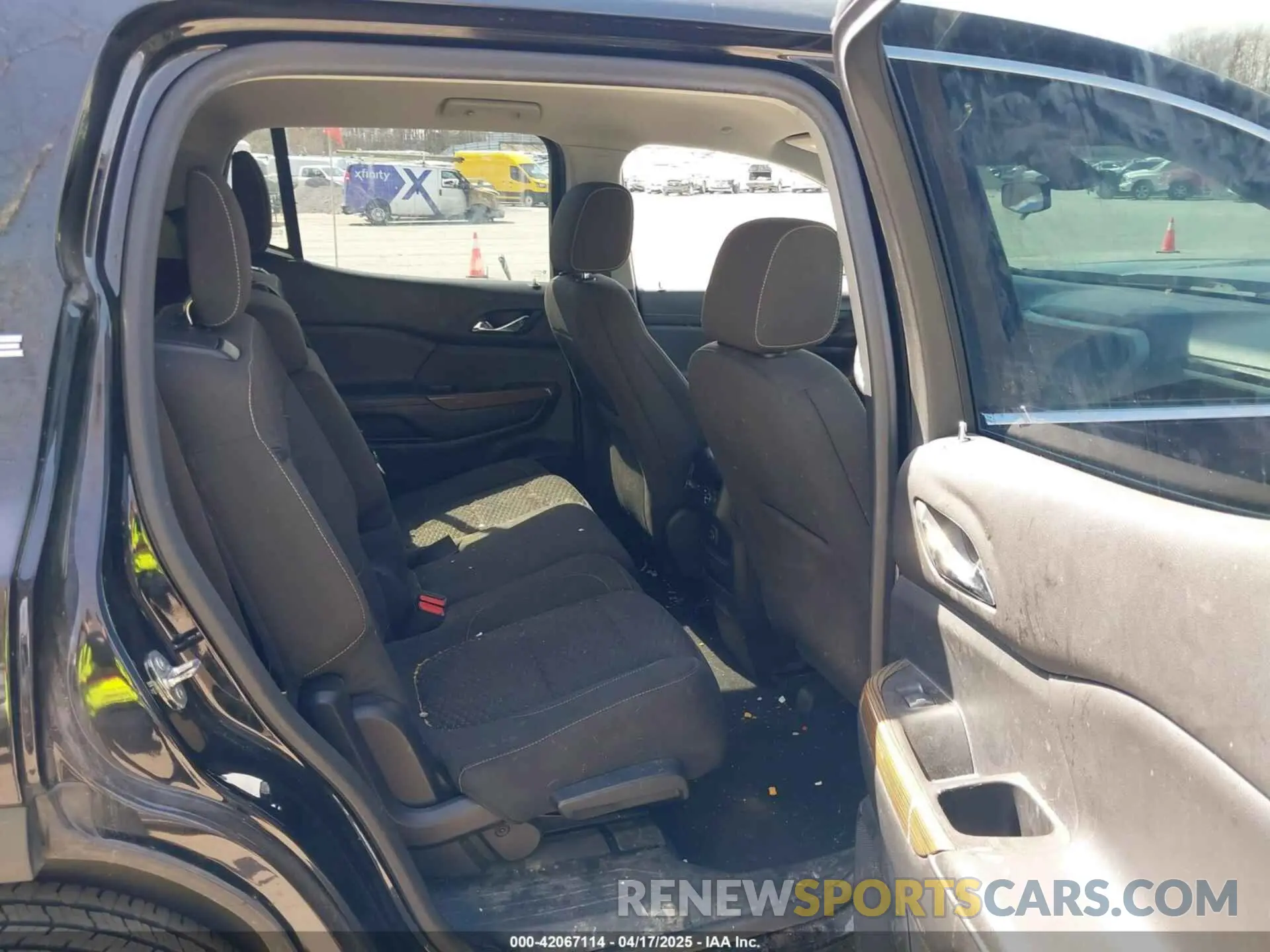 8 Photograph of a damaged car 1GKKNRLA4KZ148111 GMC ACADIA 2019